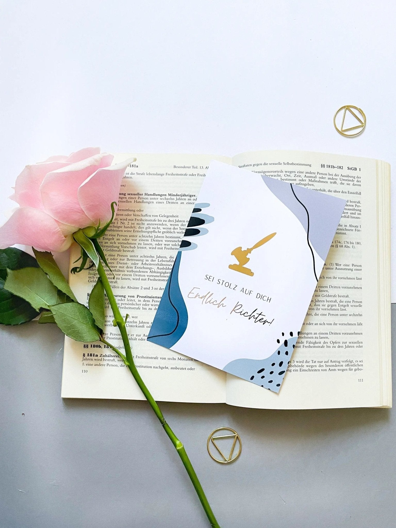 Postkarte mit der Aufschrift "Endlich Richter" in Gold für angehende Richter