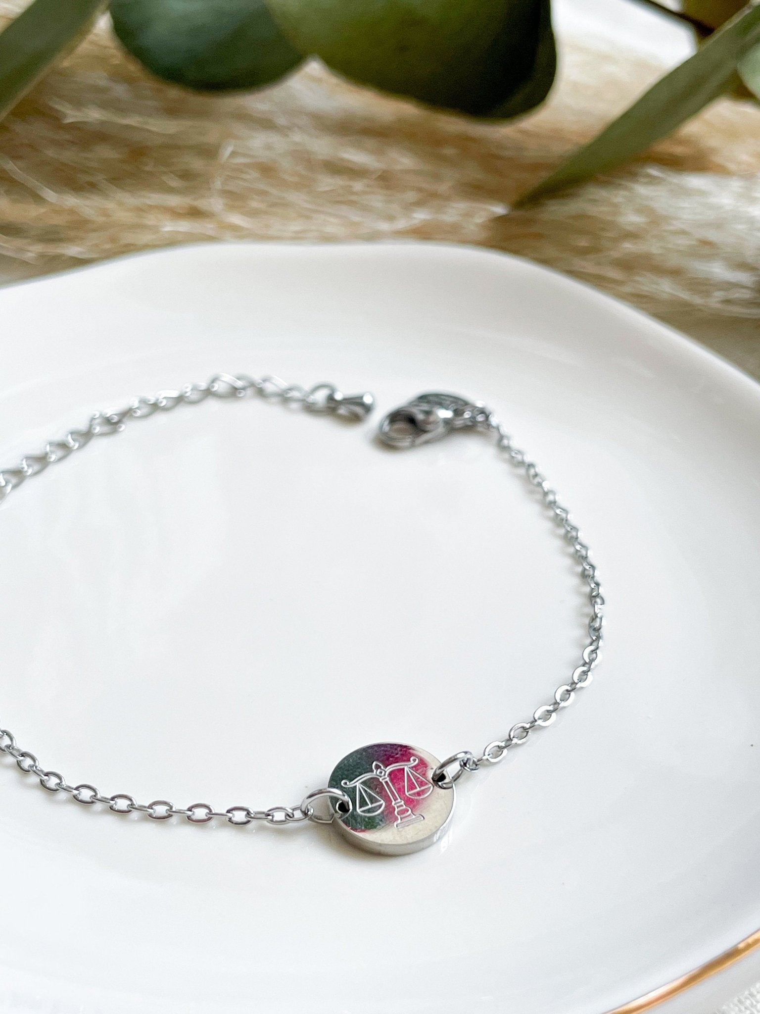 Edelstahlarmband Gerechtigkeitswaage - Silber und 18K Gold Plattiert | Geschenk für Jurastudenten, Anwältinnen & Richterinnen