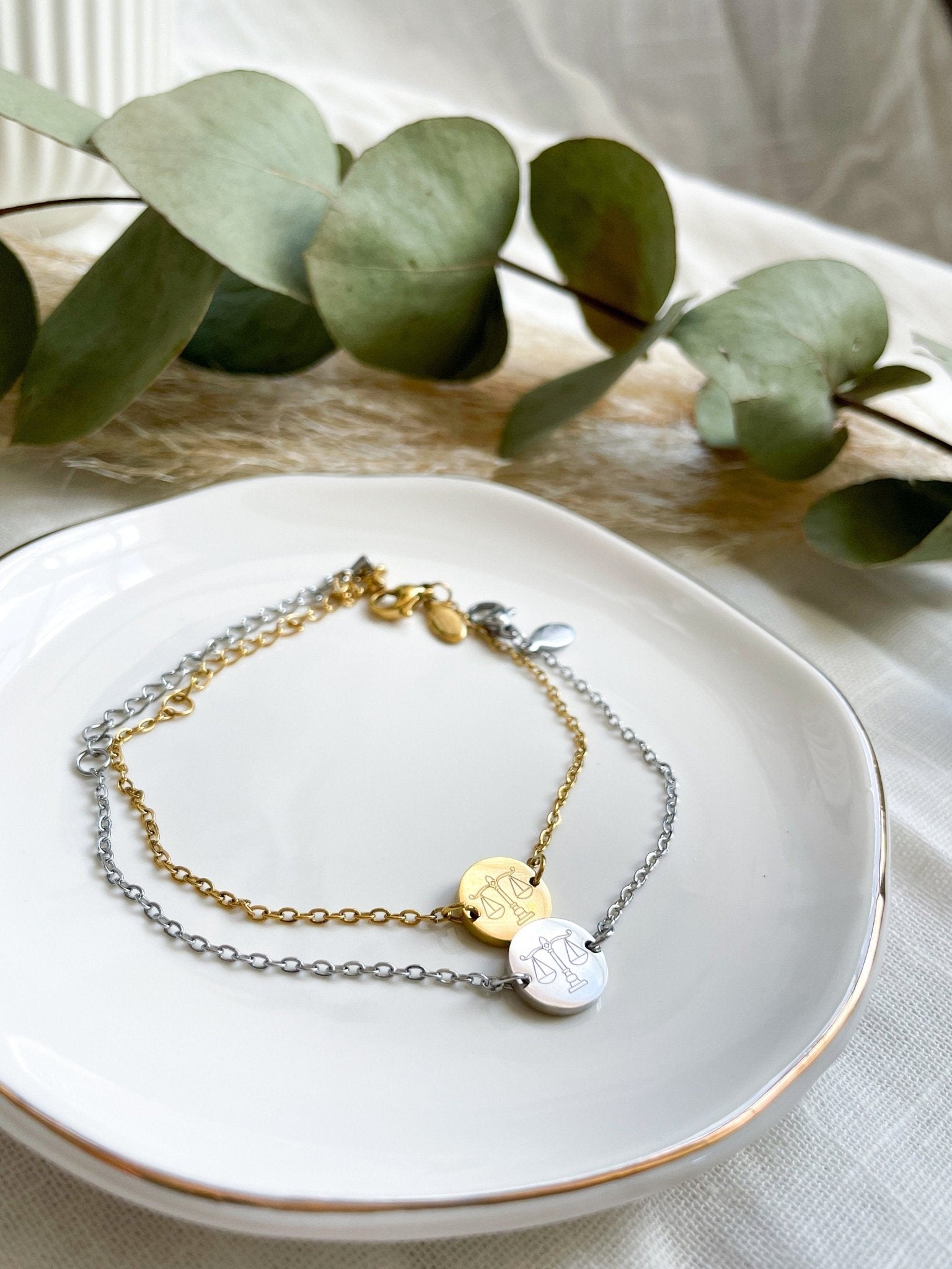 Edelstahlarmband Gerechtigkeitswaage - Silber und 18K Gold Plattiert | Geschenk für Jurastudenten, Anwältinnen & Richterinnen