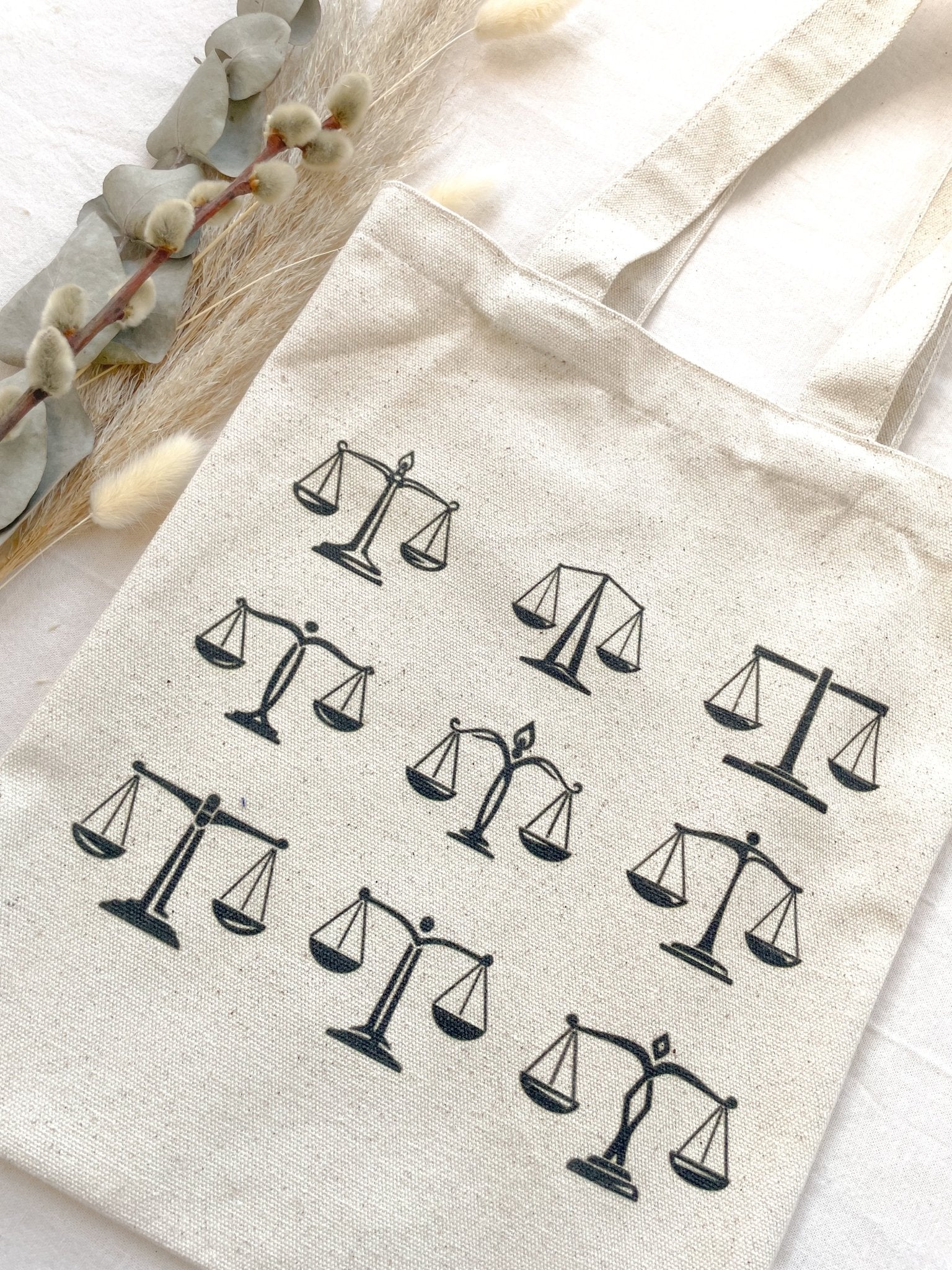 Baumwolltasche Jura – Gerechtigkeitswaage / Justitia | Geschenk für Juristinnen & Anwälte