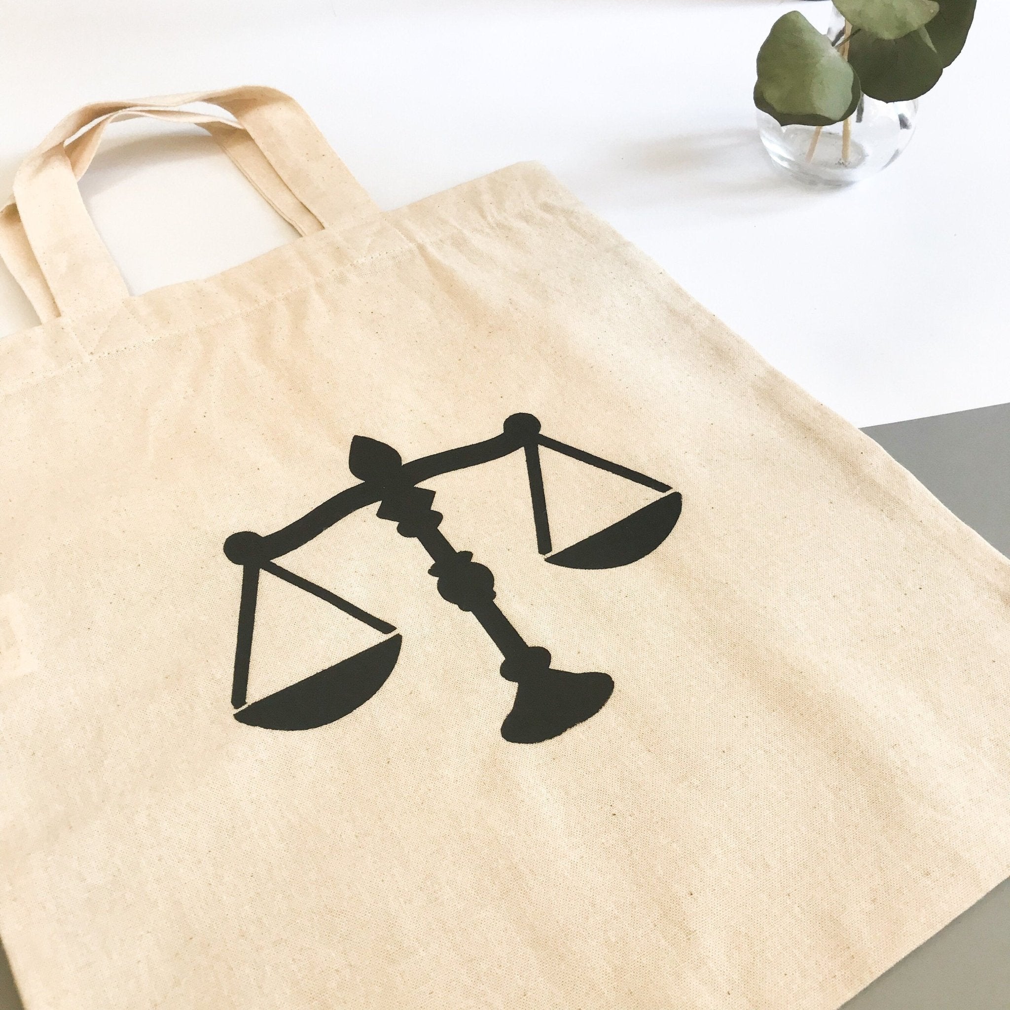 Baumwolltasche - Jutebeutel für Juristen mit Paragraphen und Gerechtigkeitswaage