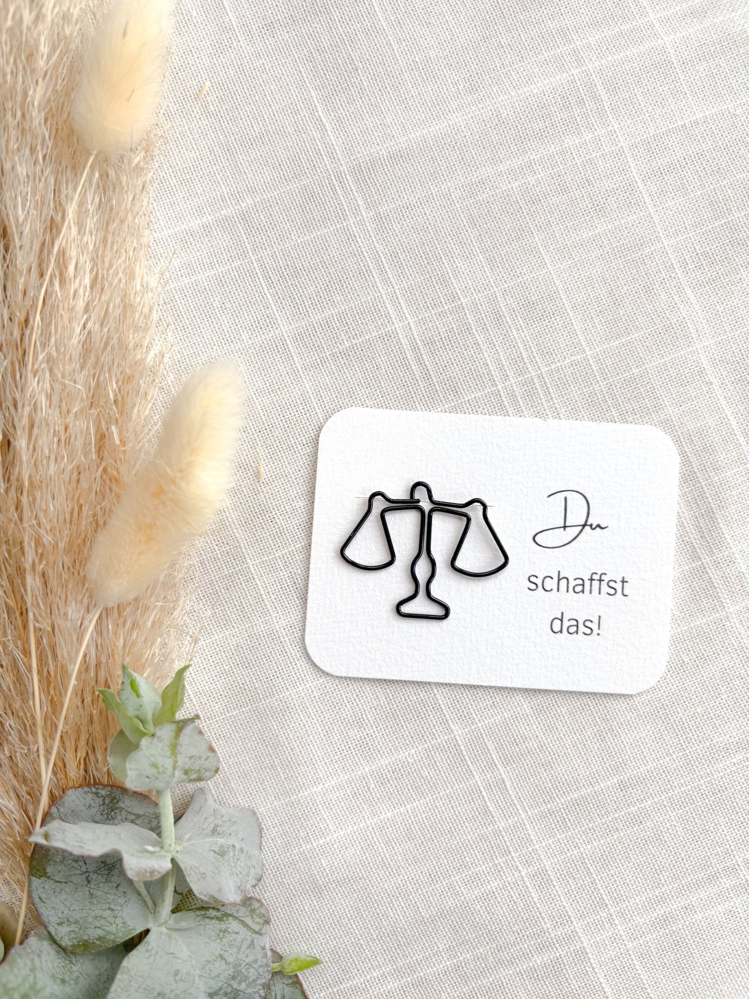 Eine juristische Büroklammer in Waagenform, ideal als kleine Überraschung oder Beigabe zum Geschenk