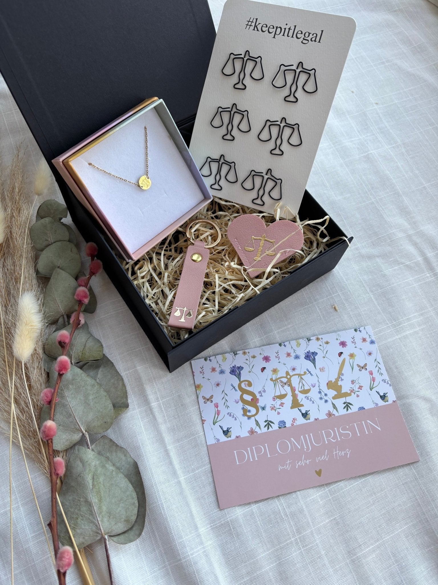 Jura Geschenkbox mit Magnetverschluss und Goldprägung – Geschenk für Jurastudentinnen