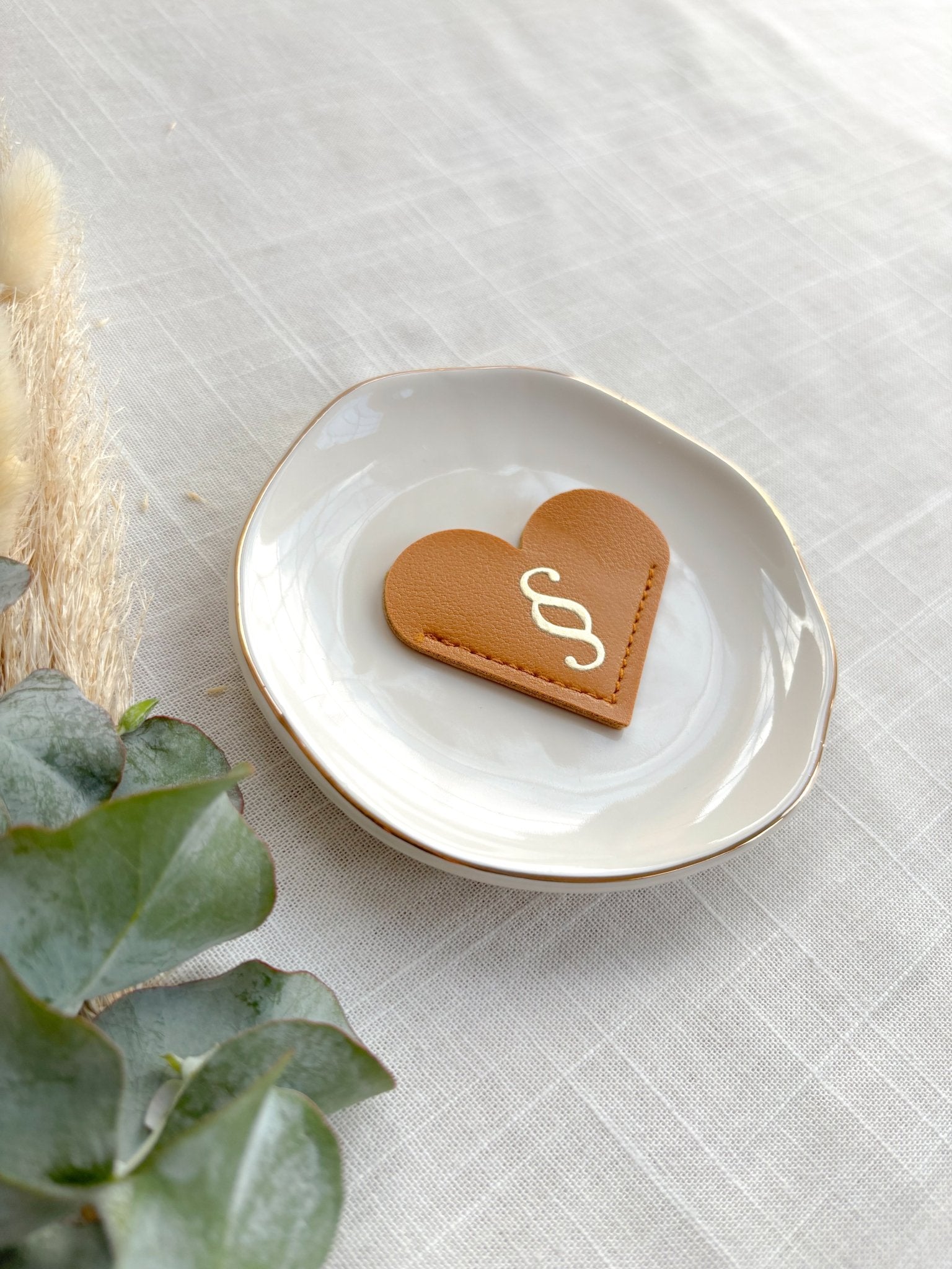 Jura Lesezeichen in Herzform in senfgelb