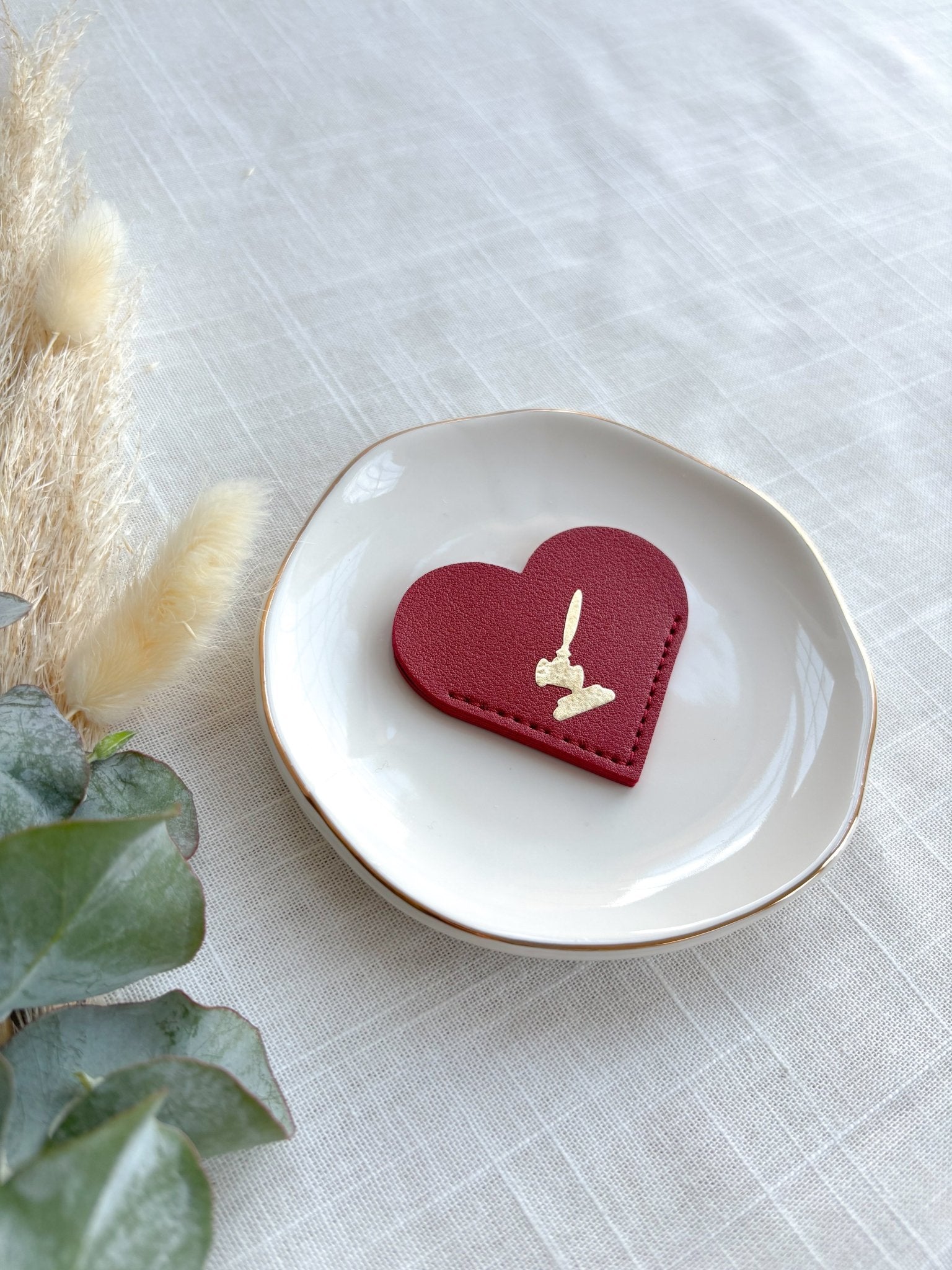 Jura Lesezeichen in Herzform in rot