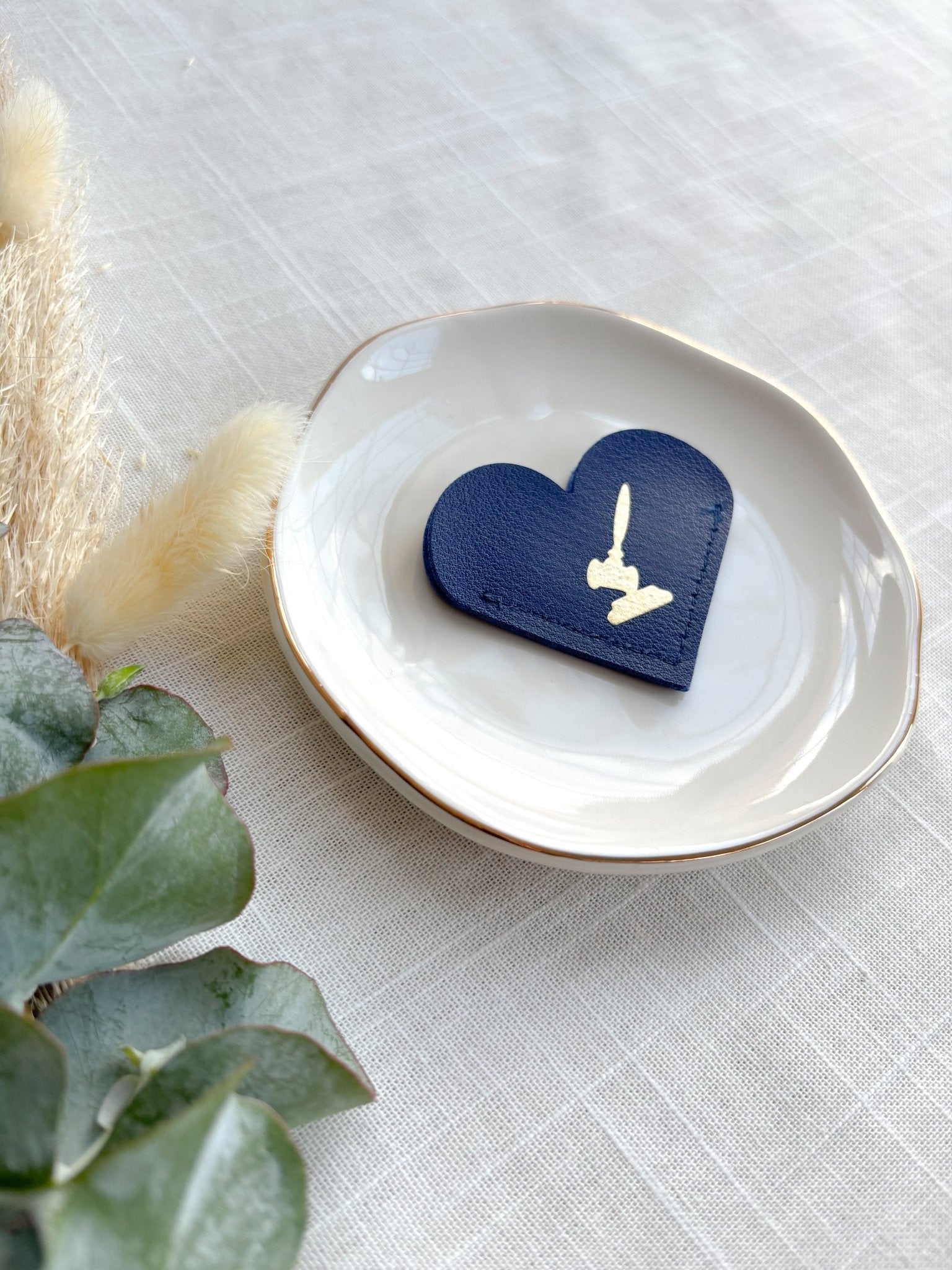 Jura Lesezeichen in Herzform in dunkelblau