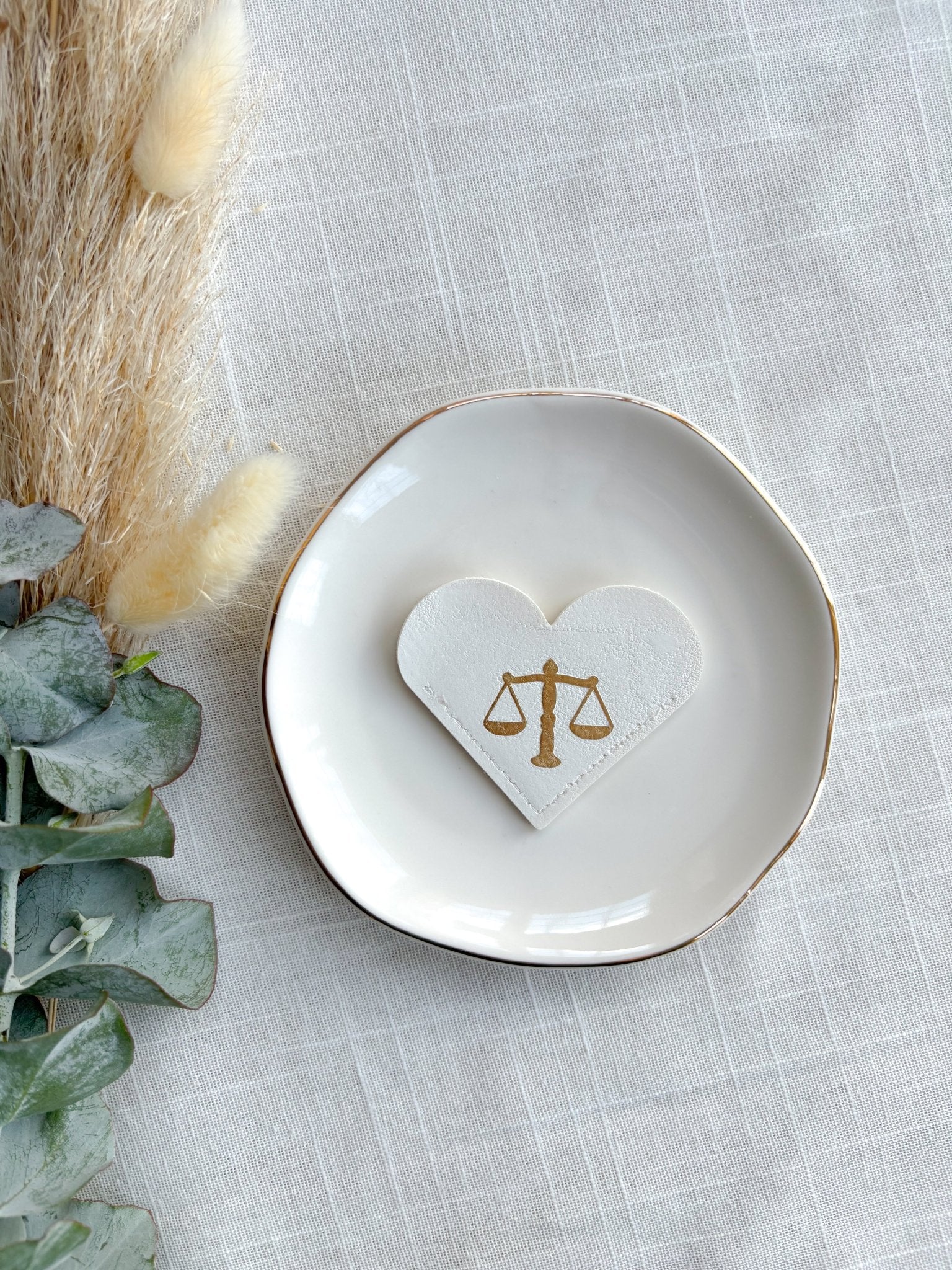 Jura Lesezeichen in Herzform in weiß