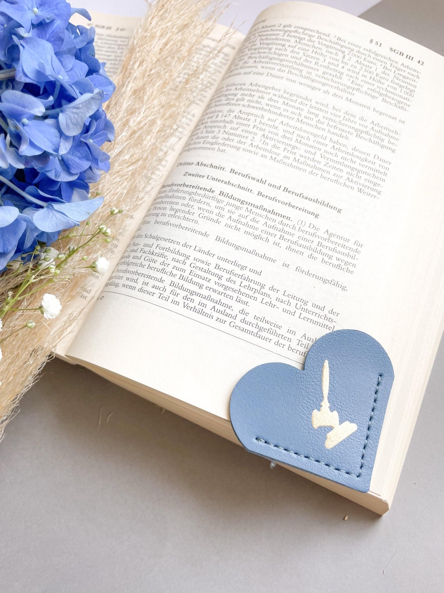 Jura Lesezeichen in Herzform in blau