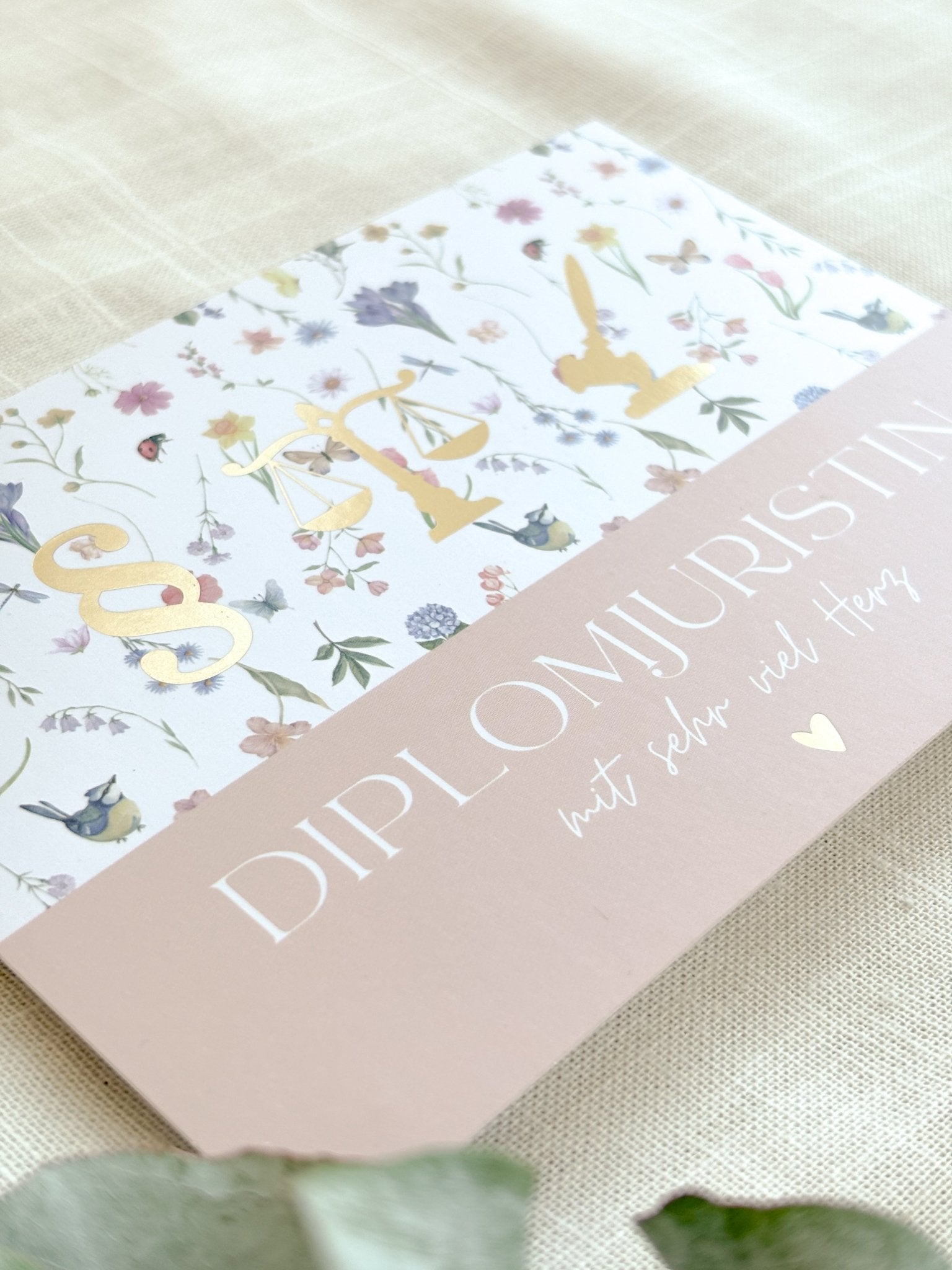 Jura Postkarte mit dem Text "Diplomjuristin mit viel Herz" ideal als kleines Geschenk für Diplomjuristinnen