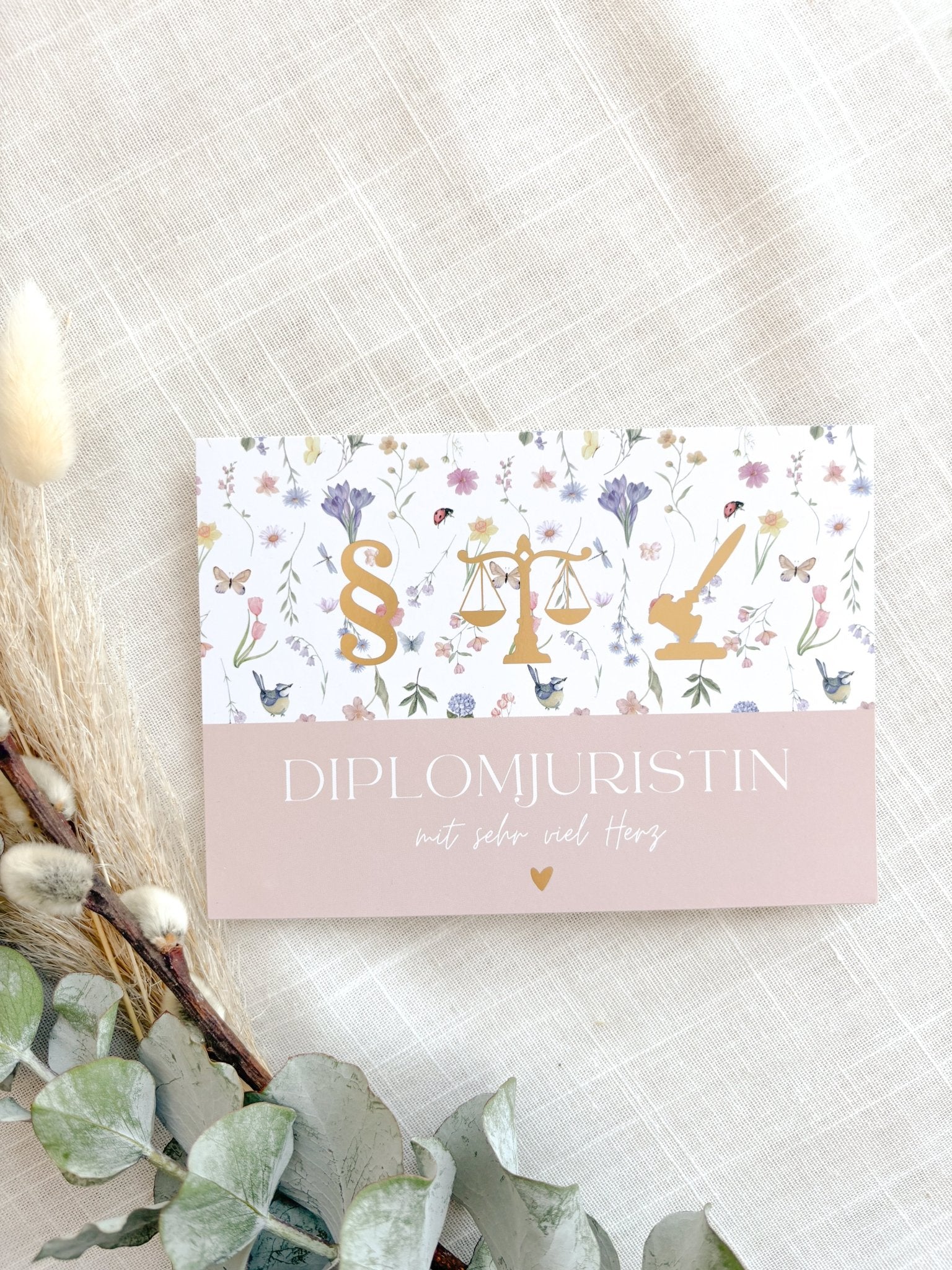 Jura Postkarte mit dem Text "Diplomjuristin mit viel Herz" ideal als kleines Geschenk für Diplomjuristinnen