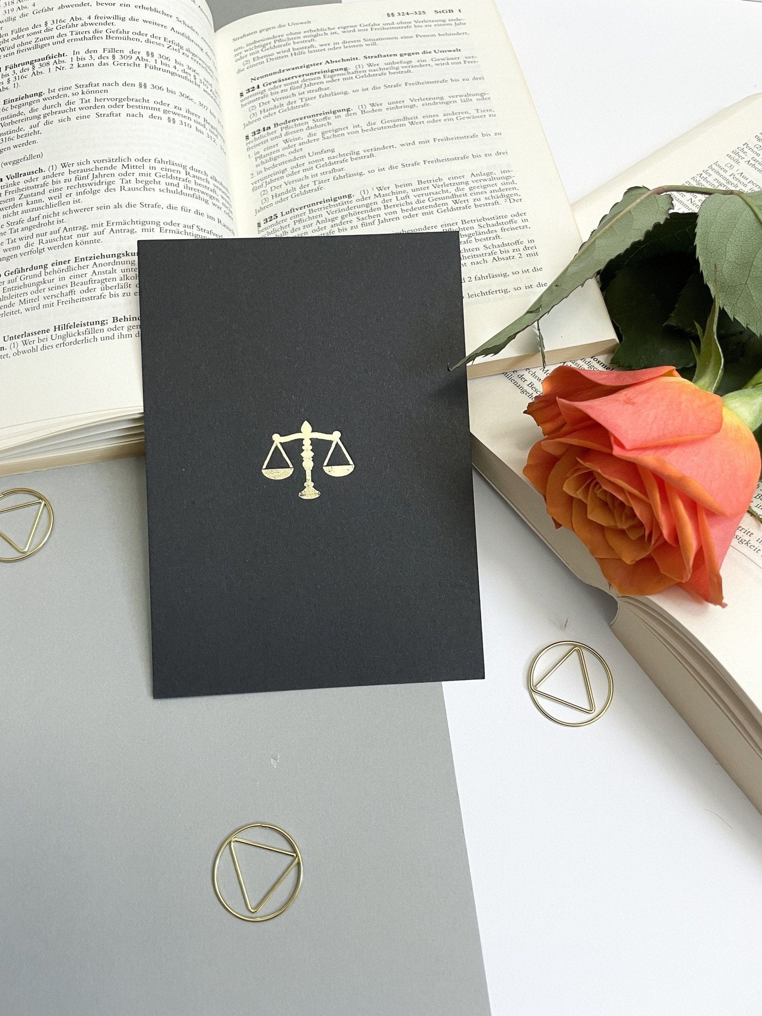 Postkarte Schwarz/Gold - Juristische Symbole, Gerechtigkeitswaage, Paragraph, für Anwälte, Jurastudenten, Rechtswissenschaft