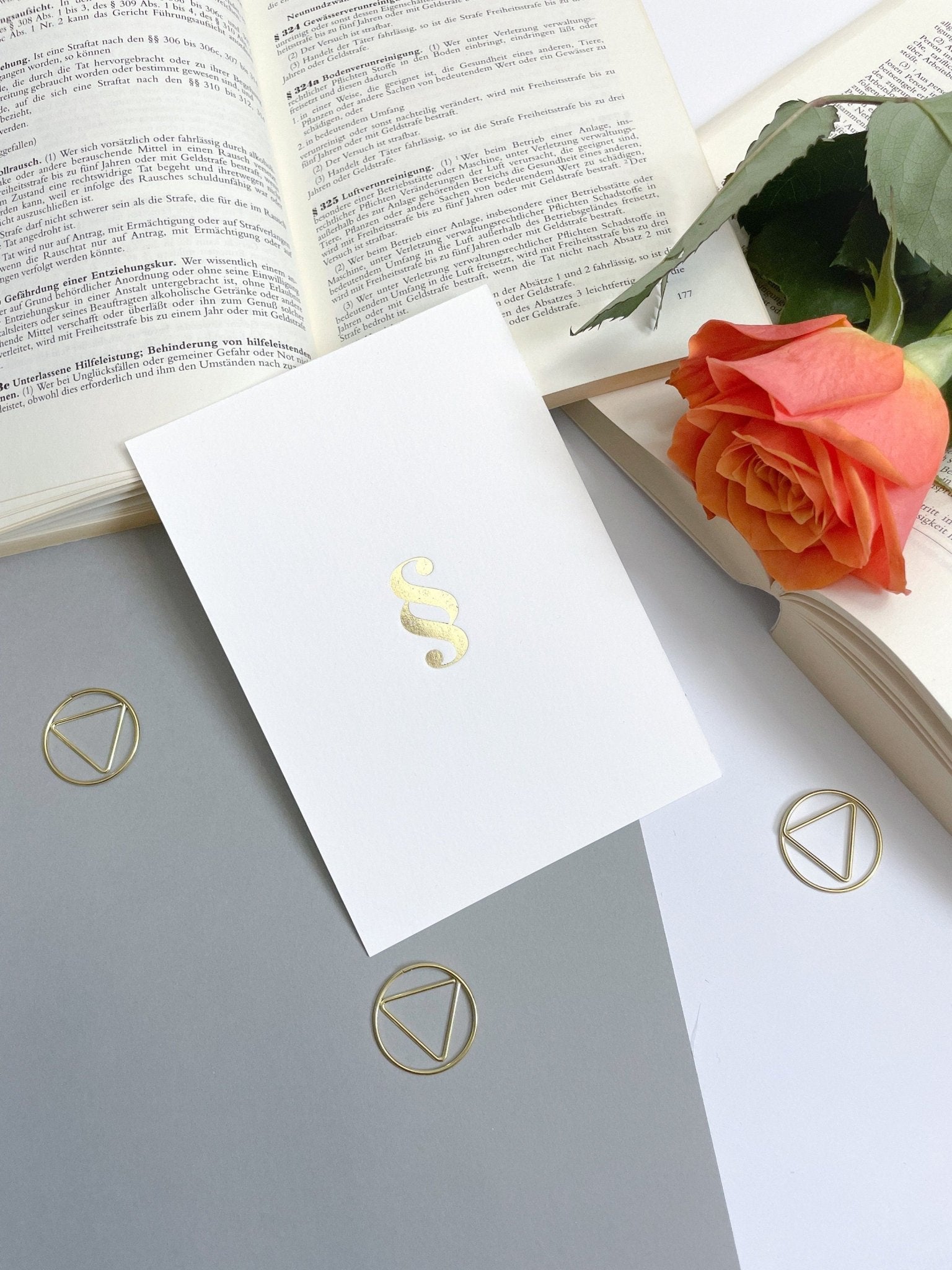 Postkarte Weiß/Gold - Juristische Symbole, Gerechtigkeitswaage, Paragraph, für Anwälte, Jurastudenten, Rechtswissenschaften
