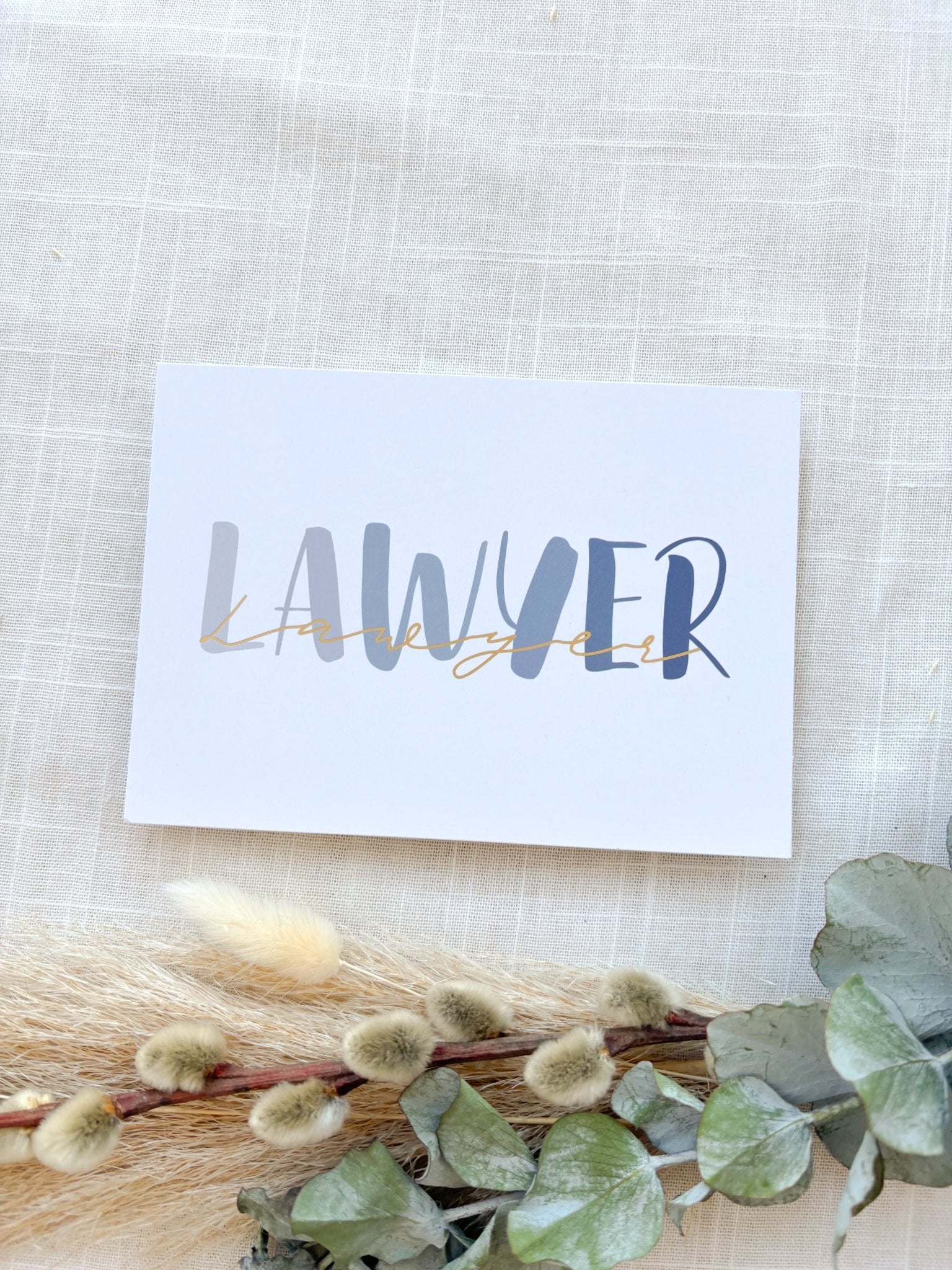 Juristische Postkarte mit der Aufschrift "Lawyer" ideals als Geschenk für einen Anwalt oder eine Anwältin