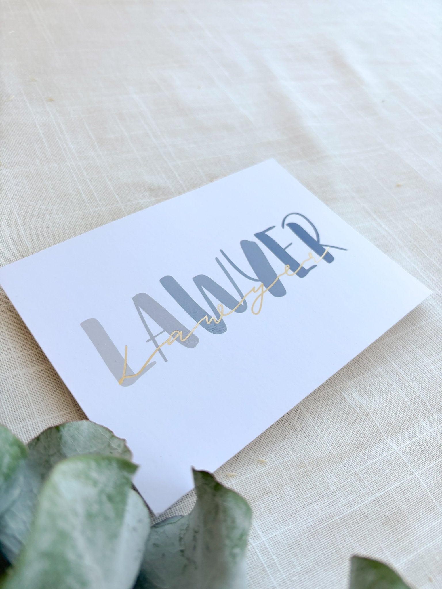 Juristische Postkarte mit der Aufschrift "Lawyer" ideals als Geschenk für einen Anwalt oder eine Anwältin
