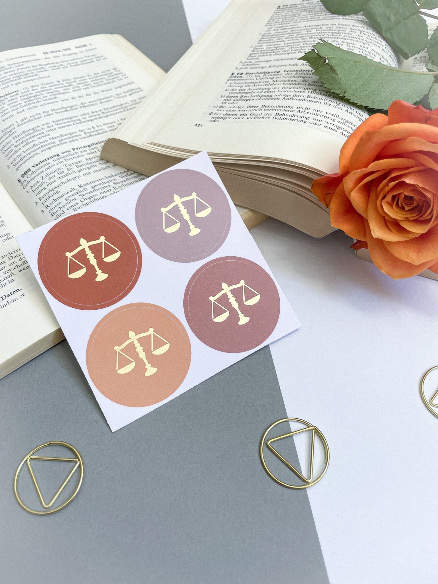 4 Aufkleber - Gerechtigkeitswaage - Orange MIX - Geschenk für Juristen, Anwälte, Jurastudenten, Rechtswissenschaften