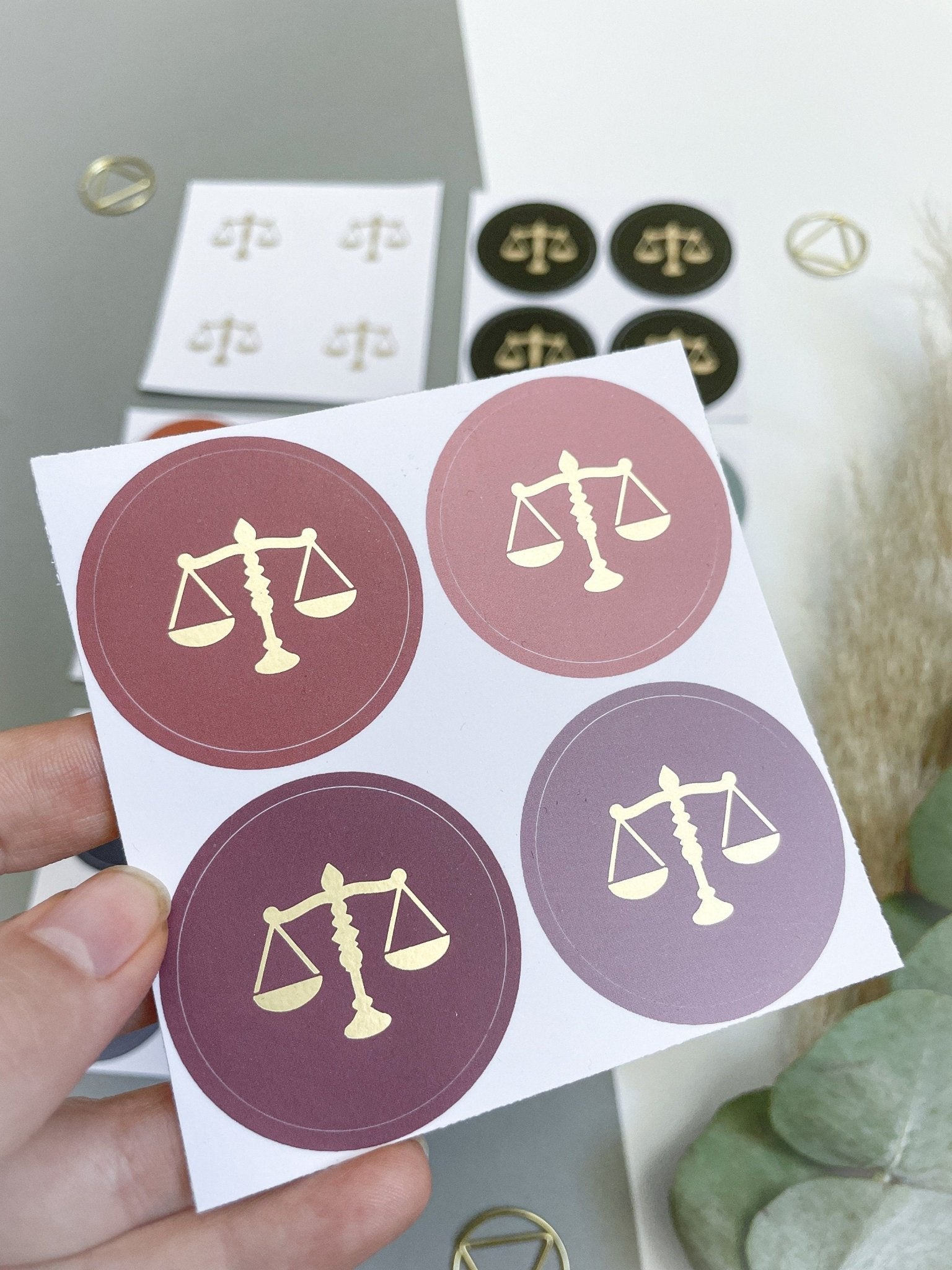 4 Aufkleber - Gerechtigkeitswaage - Rosa MIX - Geschenk für Juristen, Anwälte, Jurastudenten, Rechtswissenschaften
