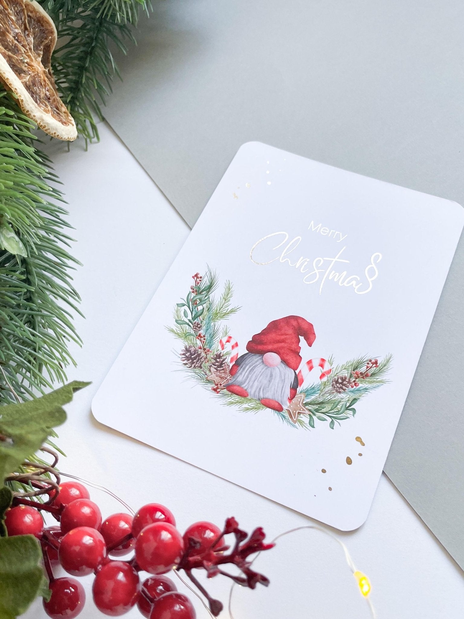 Juristische Weihnachtspostkarte mit Paragraph und Wichtel sowie dem Text "Merry Christmas"
