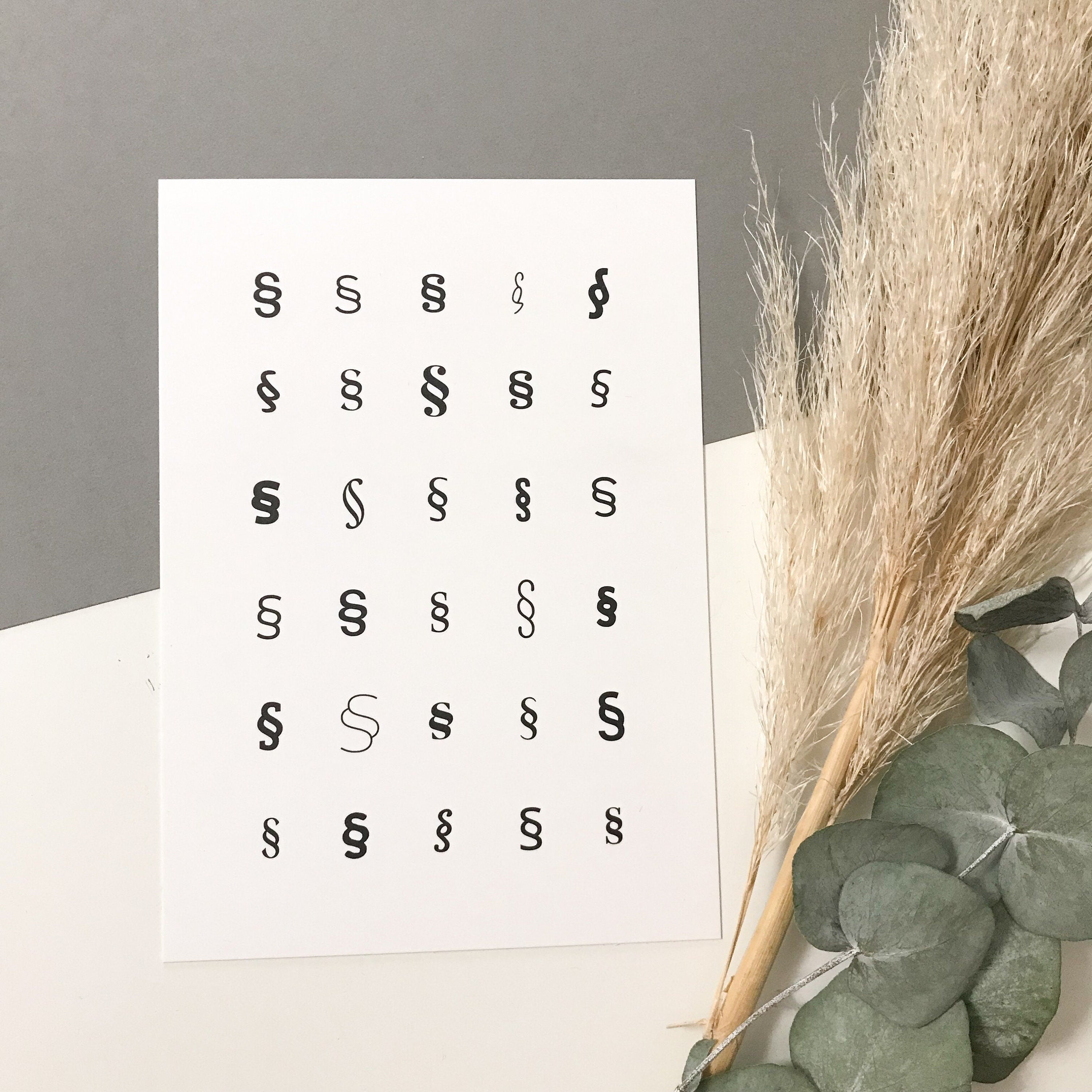 Paragraphen-Design Postkarte – Geschenk für Juristen, Juristinnen, Anwälte & Richter | DIN A6 Karte