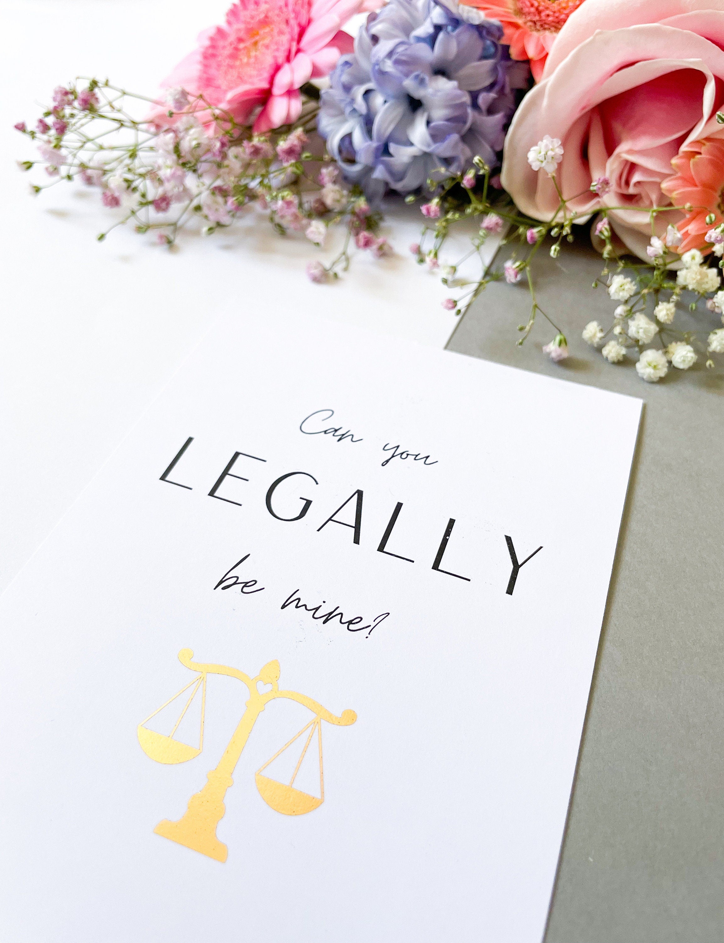 Postkarte „Can you legally be mine?“ – Juristen Geschenk | DIN A6 Jura-Postkarte mit Goldfolie