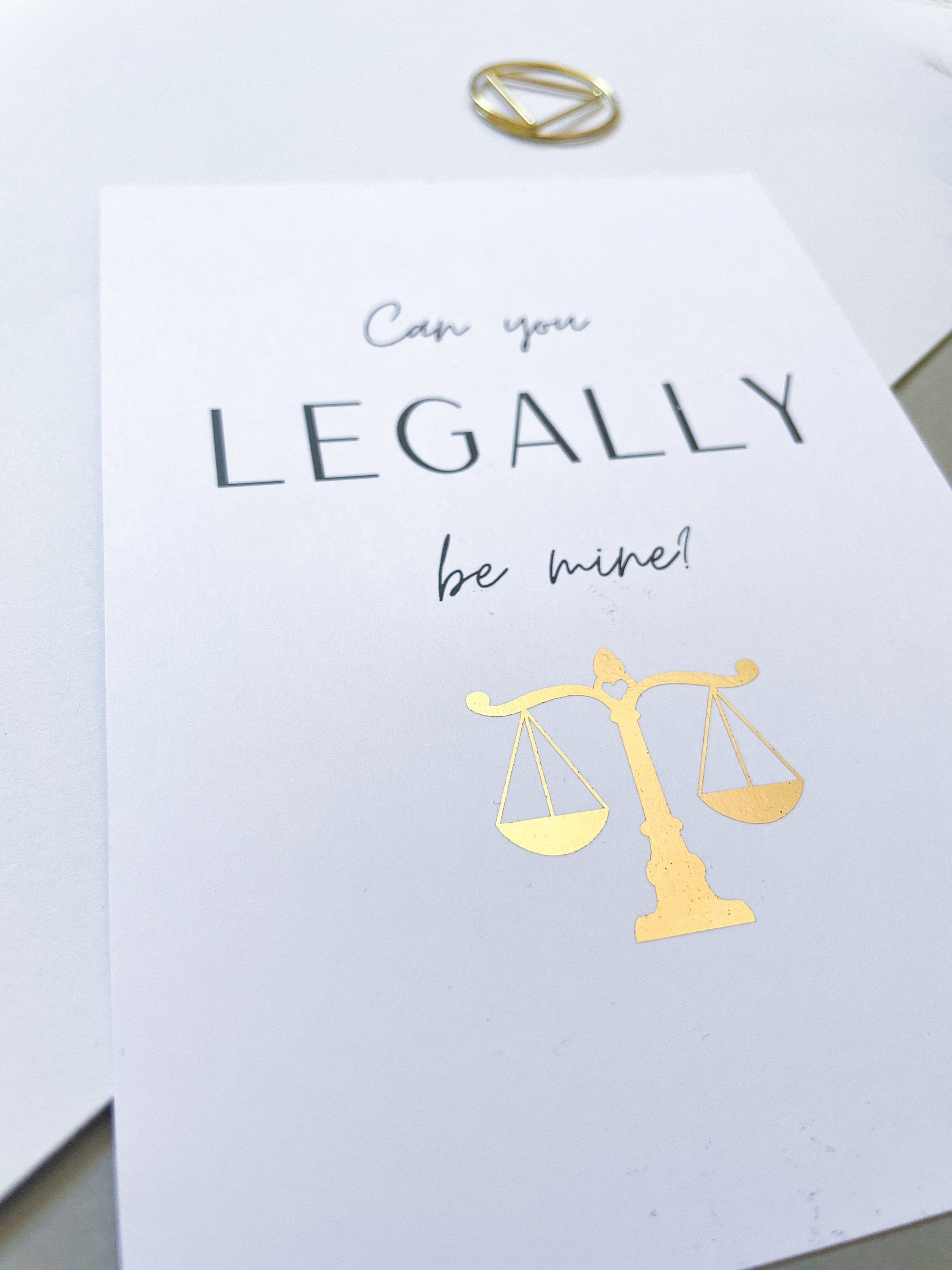 Postkarte „Can you legally be mine?“ – Juristen Geschenk | DIN A6 Jura-Postkarte mit Goldfolie