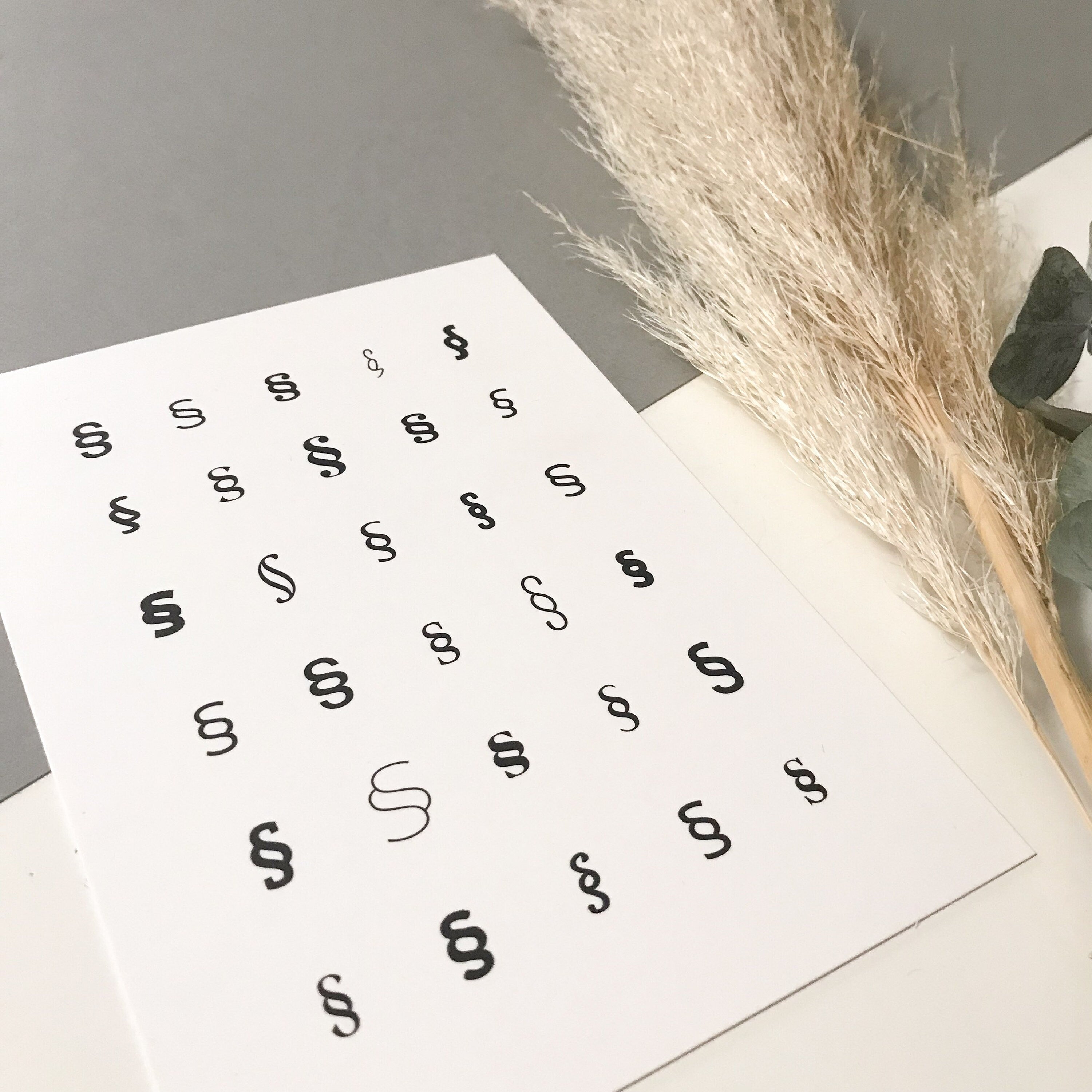 Paragraphen-Design Postkarte – Geschenk für Juristen, Juristinnen, Anwälte & Richter | DIN A6 Karte