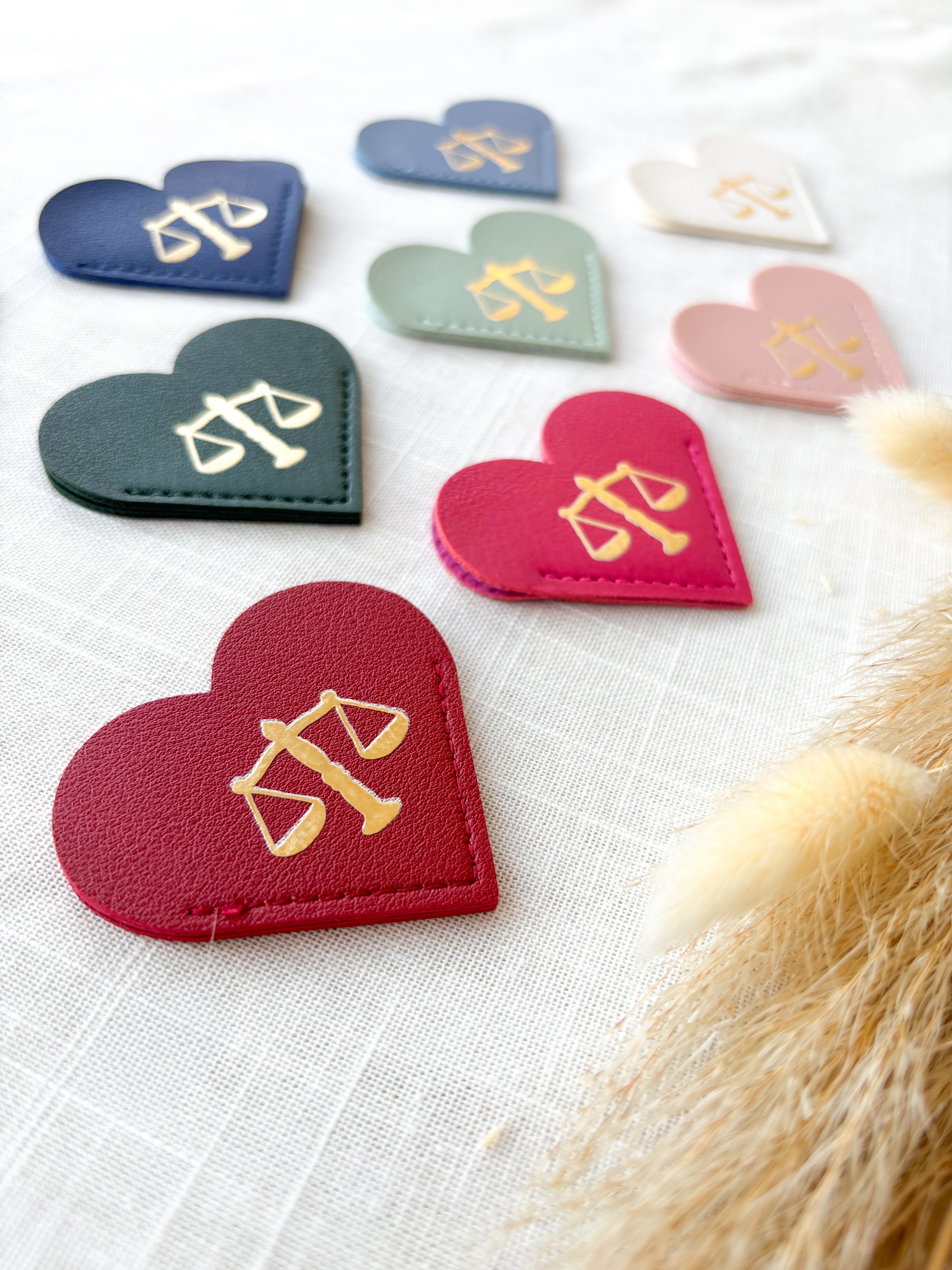 Lesezeichen Herz „Jura-Symbole“ ⚖️ – Geschenk für Juristen, Anwälte, Richter & Studierende | PU-Leder mit Goldveredelung