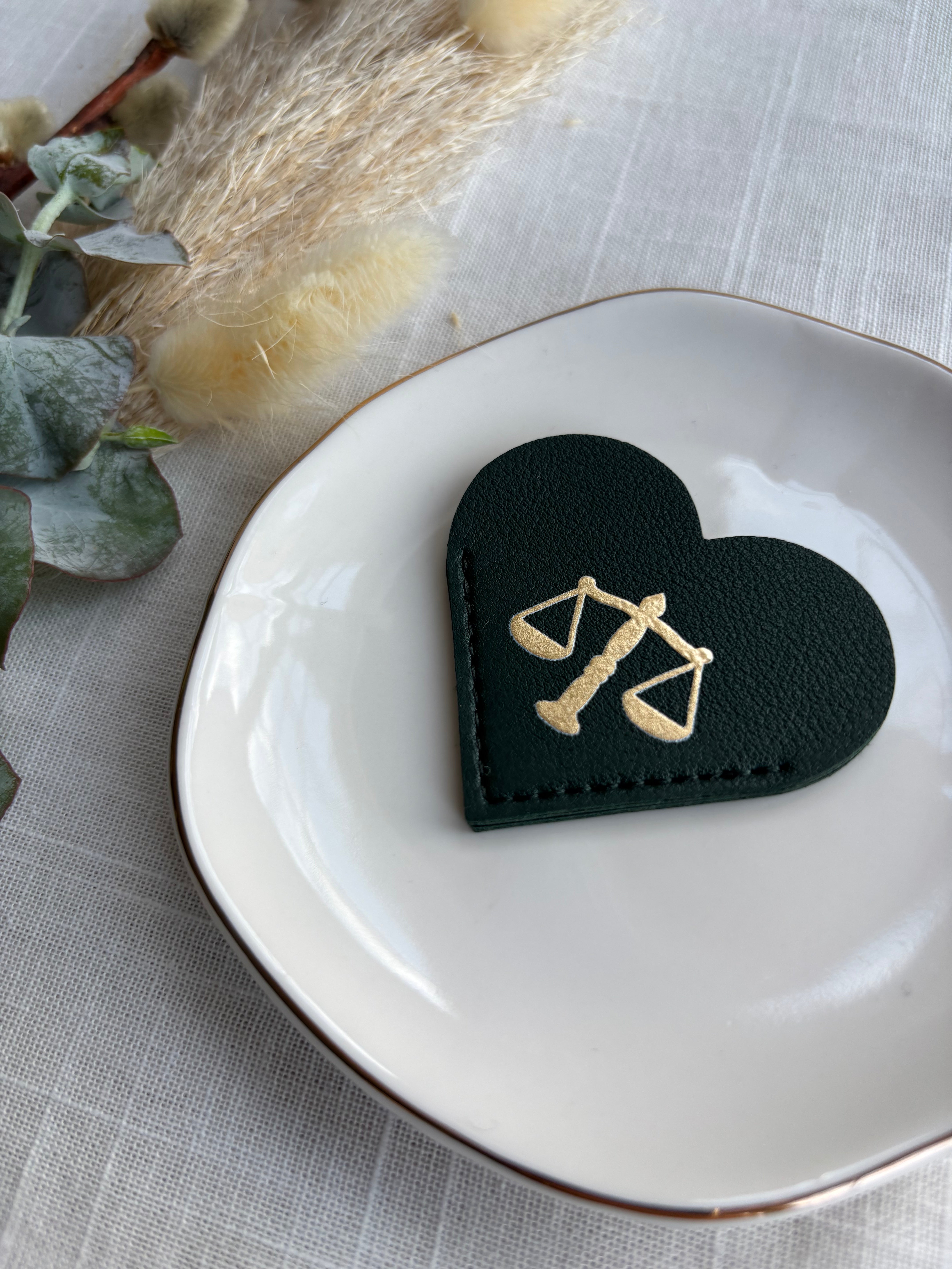 Lesezeichen Herz „Jura-Symbole“ ⚖️ – Geschenk für Juristen, Anwälte, Richter & Studierende | PU-Leder mit Goldveredelung