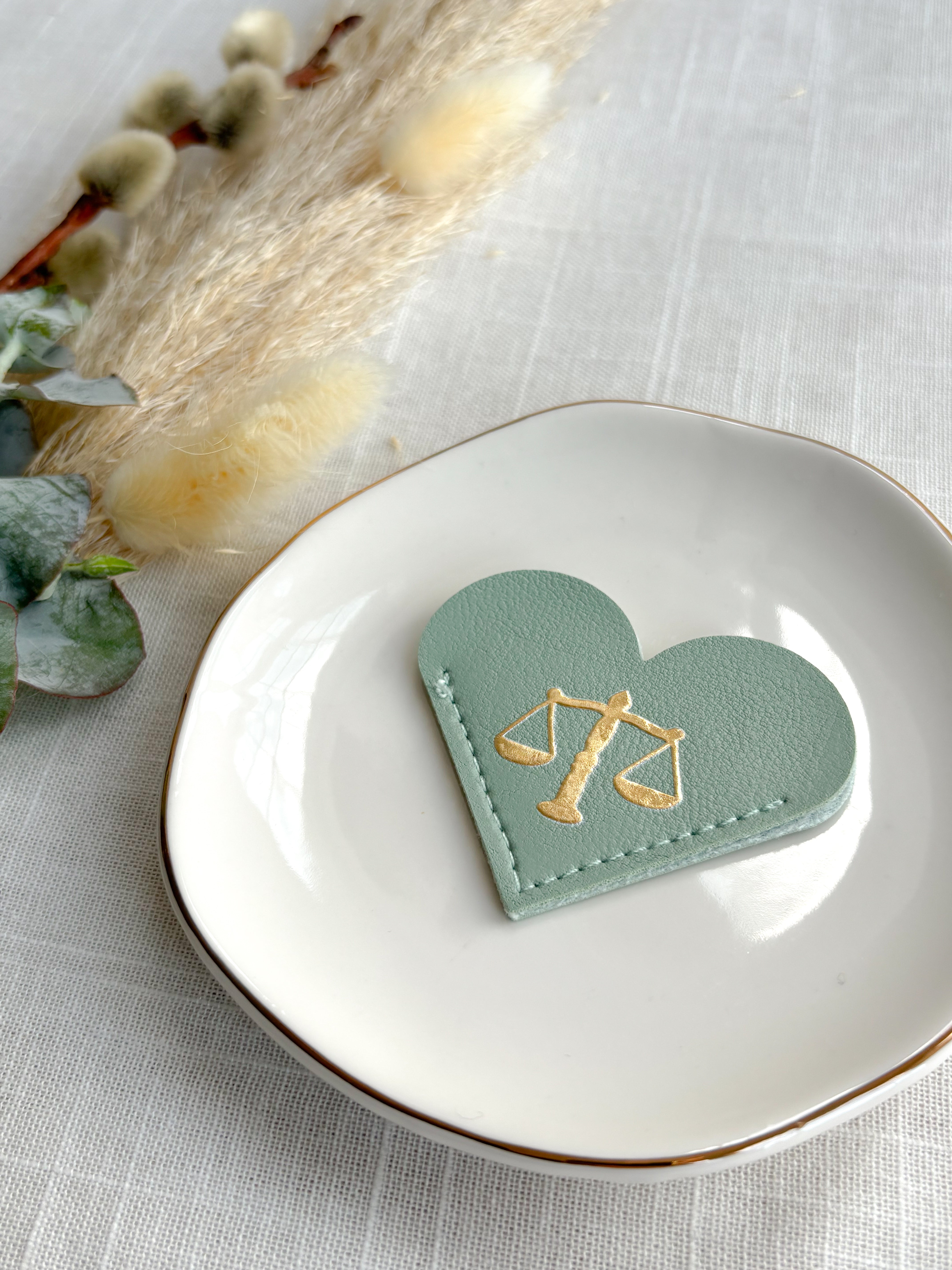 Lesezeichen Herz „Jura-Symbole“ ⚖️ – Geschenk für Juristen, Anwälte, Richter & Studierende | PU-Leder mit Goldveredelung