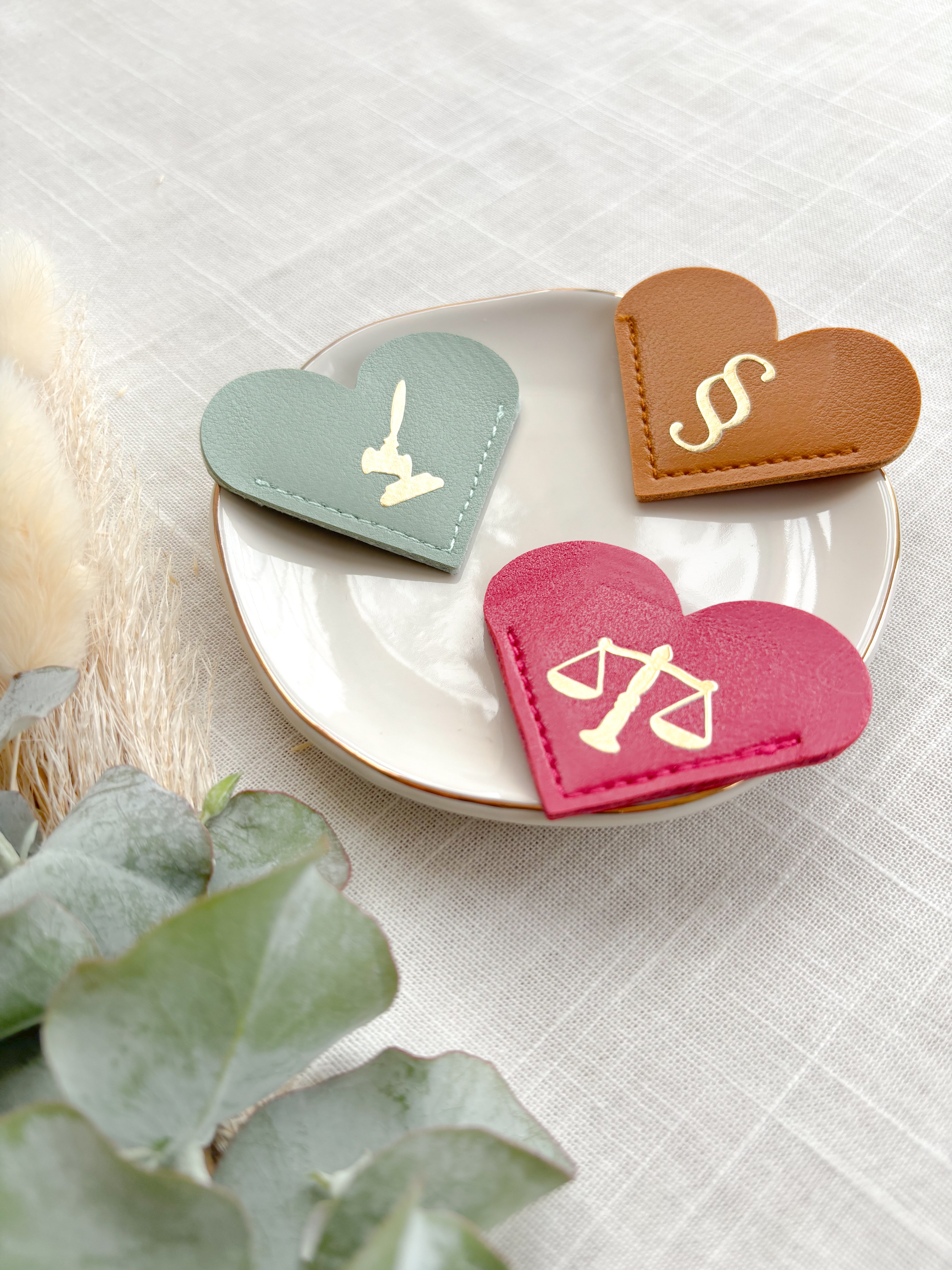 Lesezeichen Herz „Jura-Symbole“ ⚖️ – Geschenk für Juristen, Anwälte, Richter & Studierende | PU-Leder mit Goldveredelung