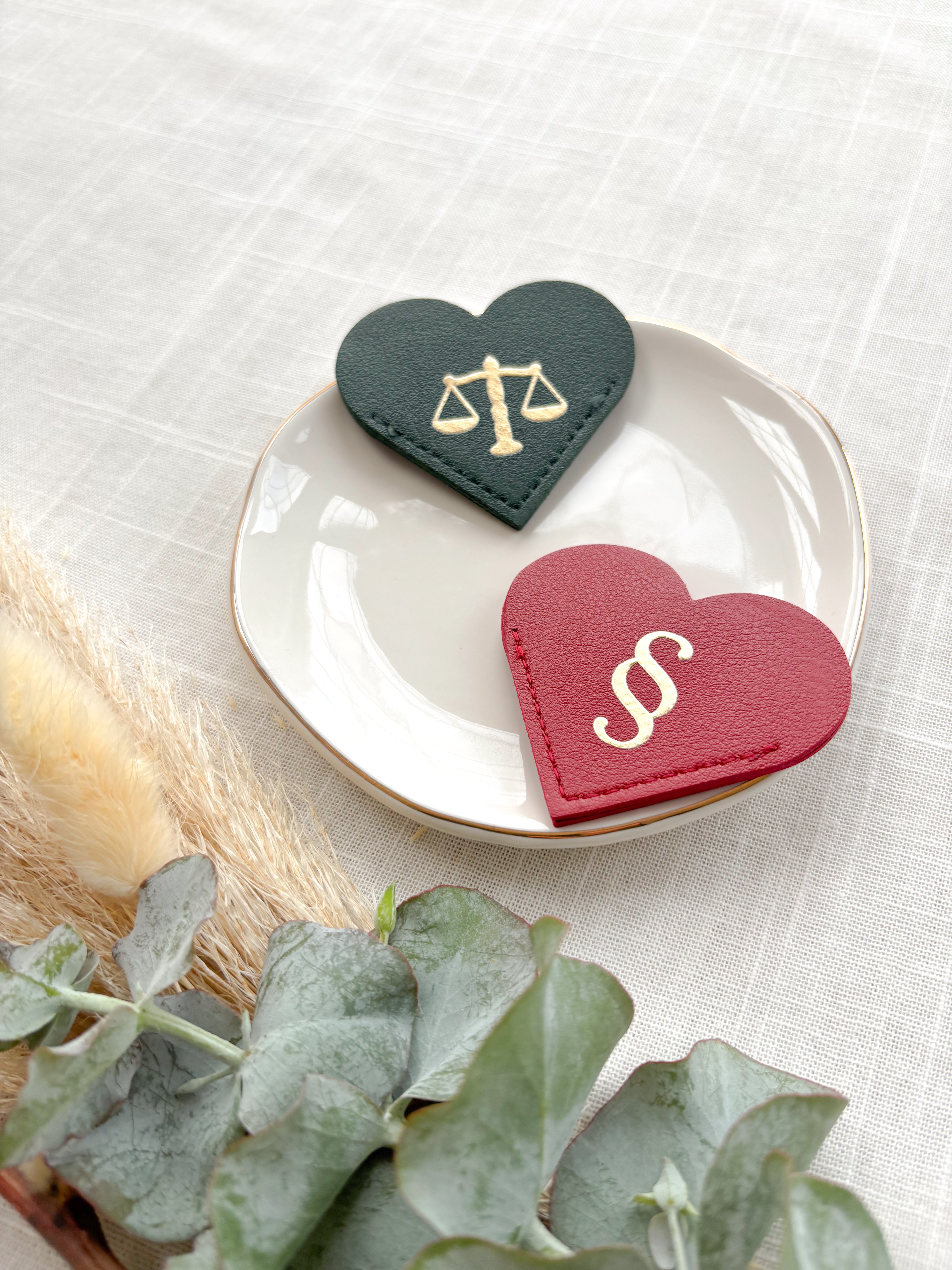 Lesezeichen Herz „Jura-Symbole“ ⚖️ – Geschenk für Juristen, Anwälte, Richter & Studierende | PU-Leder mit Goldveredelung