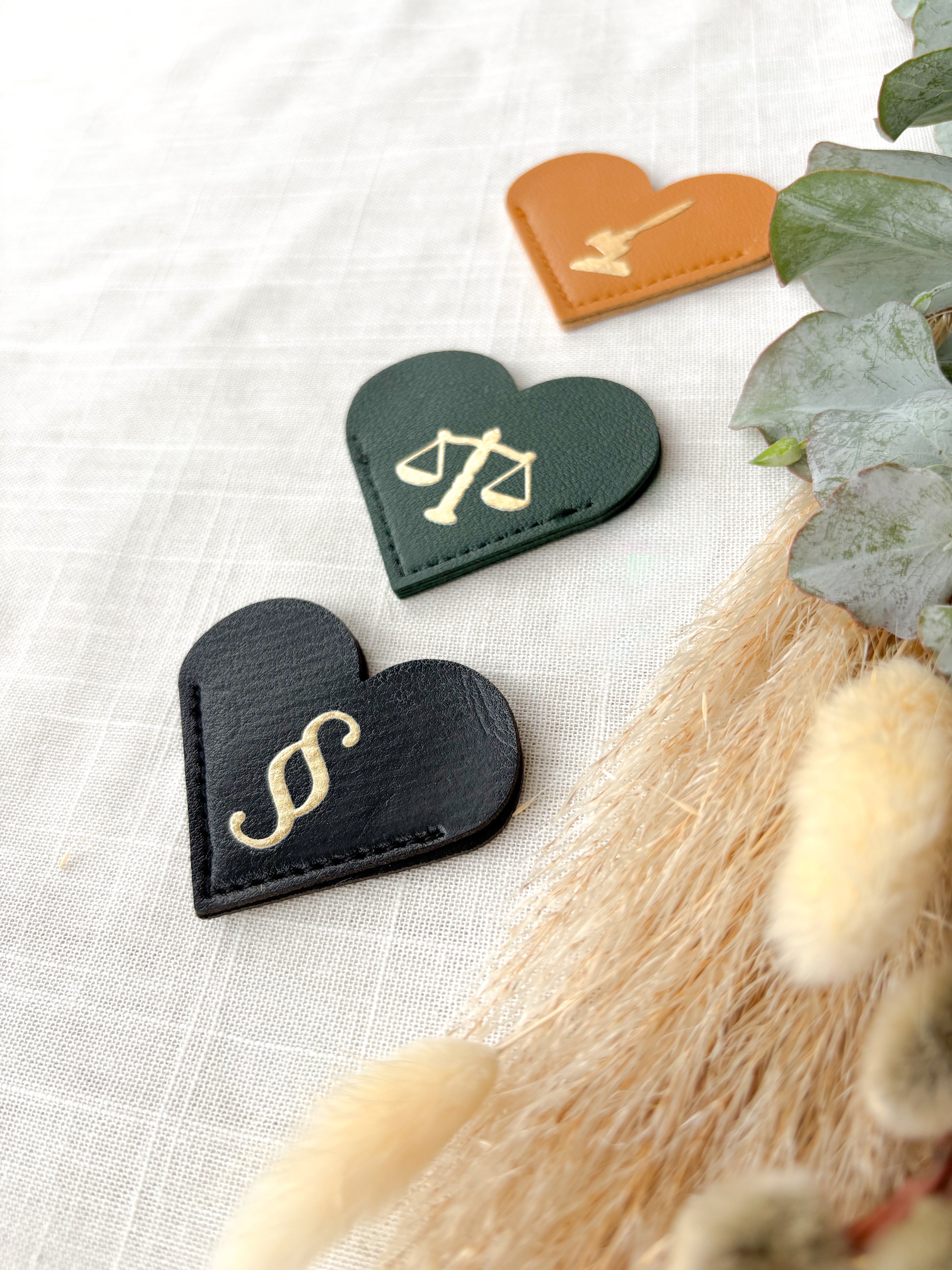 Lesezeichen Herz „Jura-Symbole“ ⚖️ – Geschenk für Juristen, Anwälte, Richter & Studierende | PU-Leder mit Goldveredelung