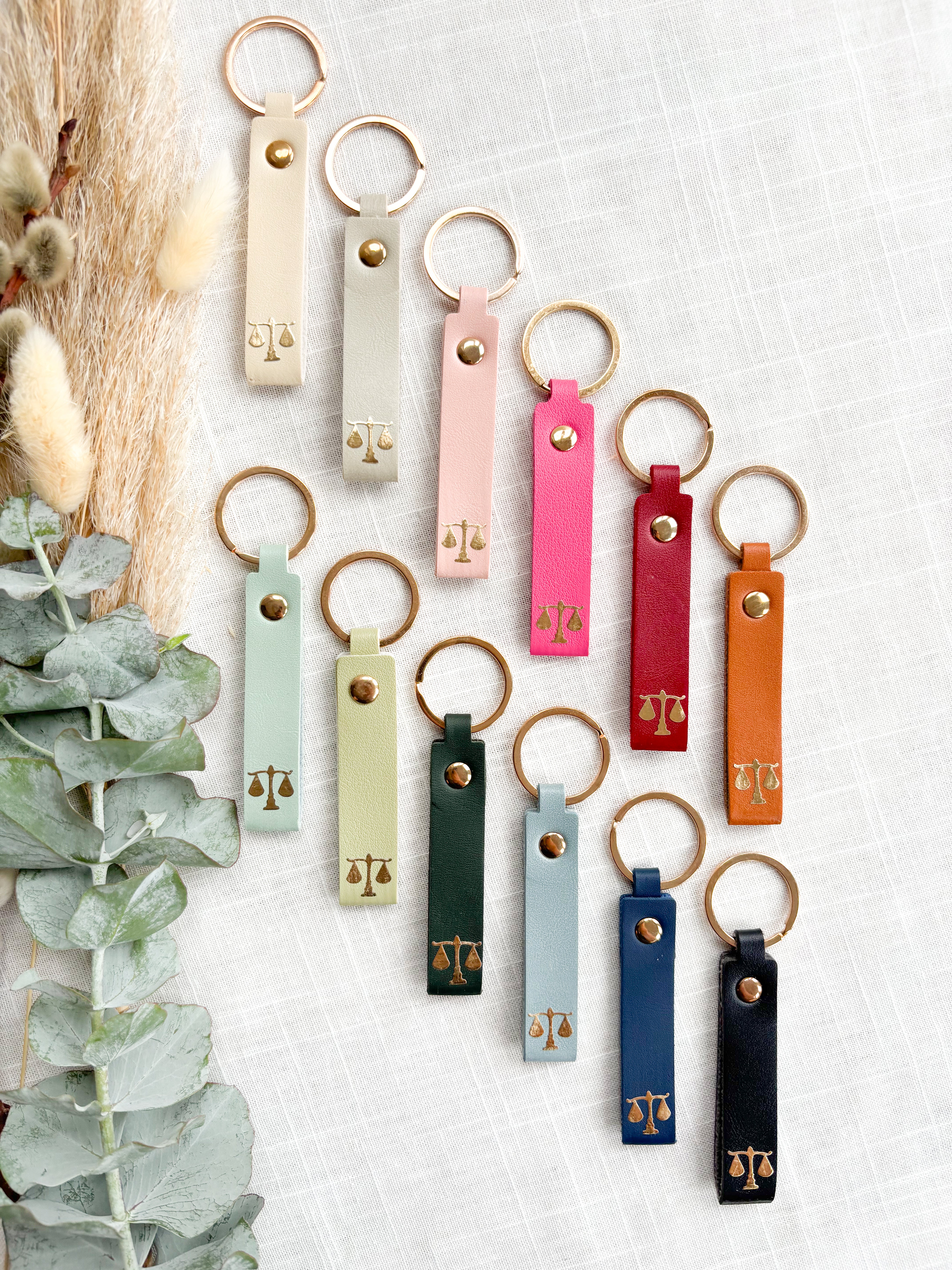 Schlüsselanhänger „Gerechtigkeitswaage“ – Geschenk für Juristen, Anwältinnen & Studierende | PU-Leder mit Goldprint