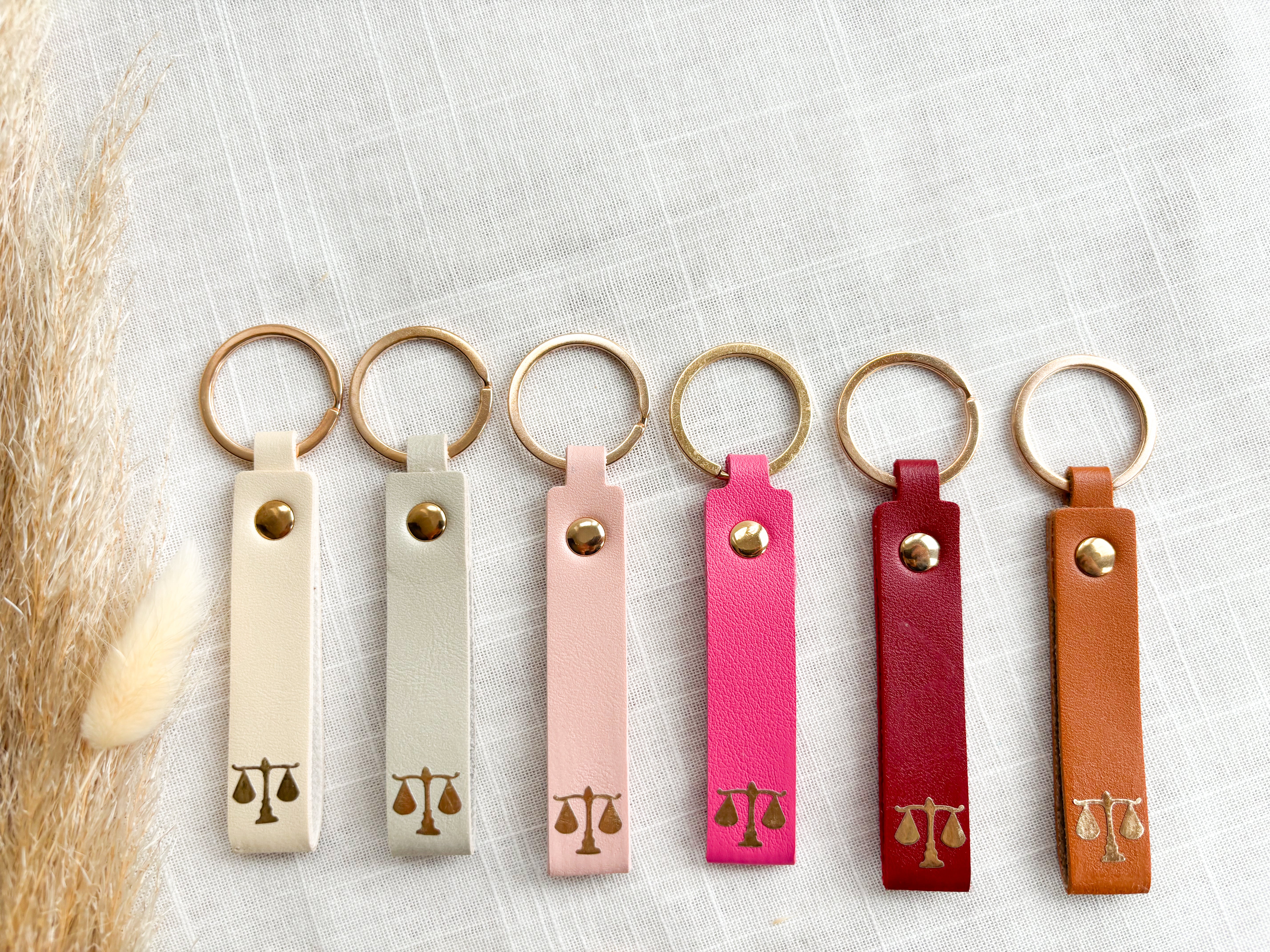 Schlüsselanhänger „Gerechtigkeitswaage“ – Geschenk für Juristen, Anwältinnen & Studierende | PU-Leder mit Goldprint
