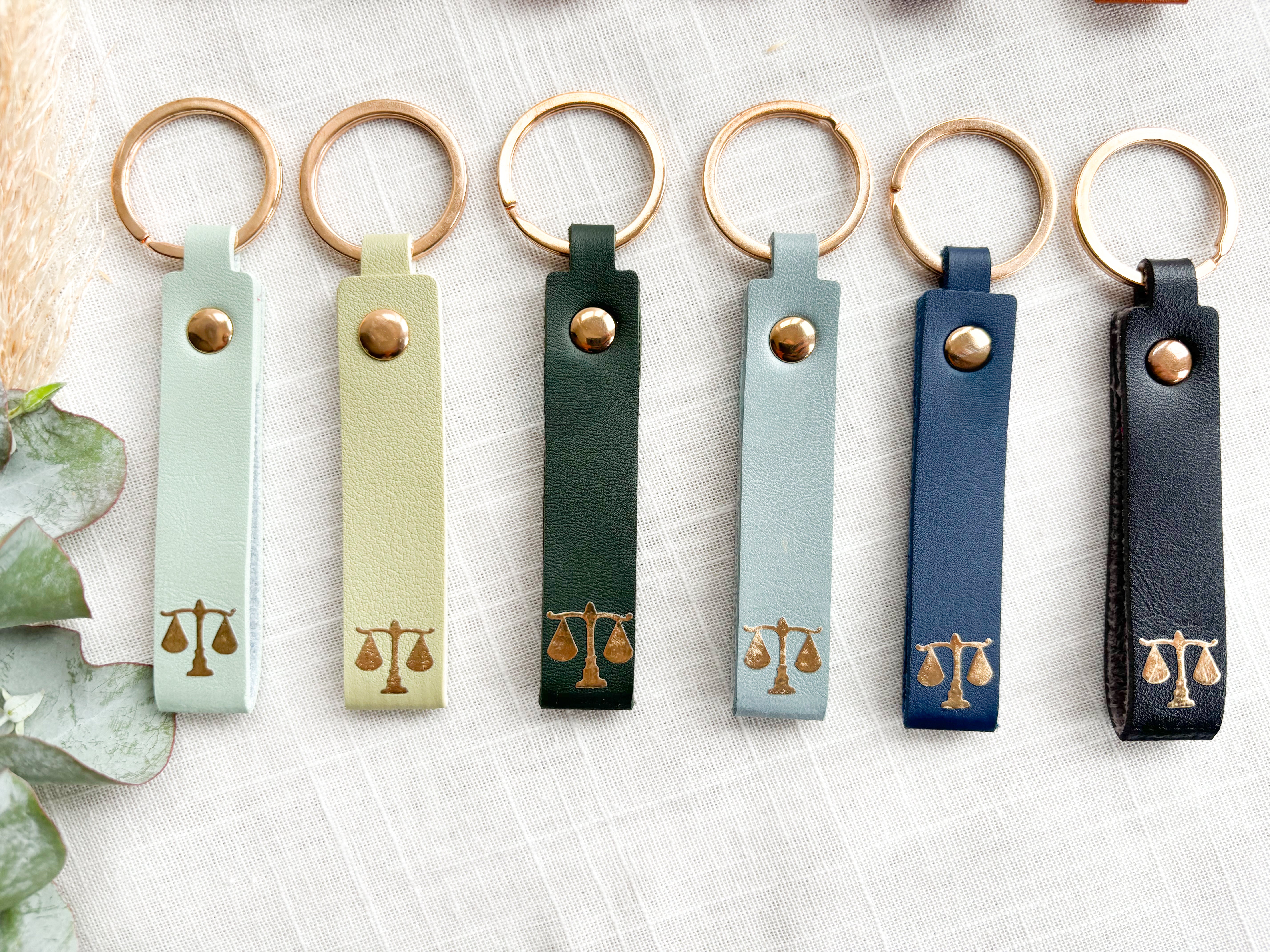 Schlüsselanhänger „Gerechtigkeitswaage“ – Geschenk für Juristen, Anwältinnen & Studierende | PU-Leder mit Goldprint