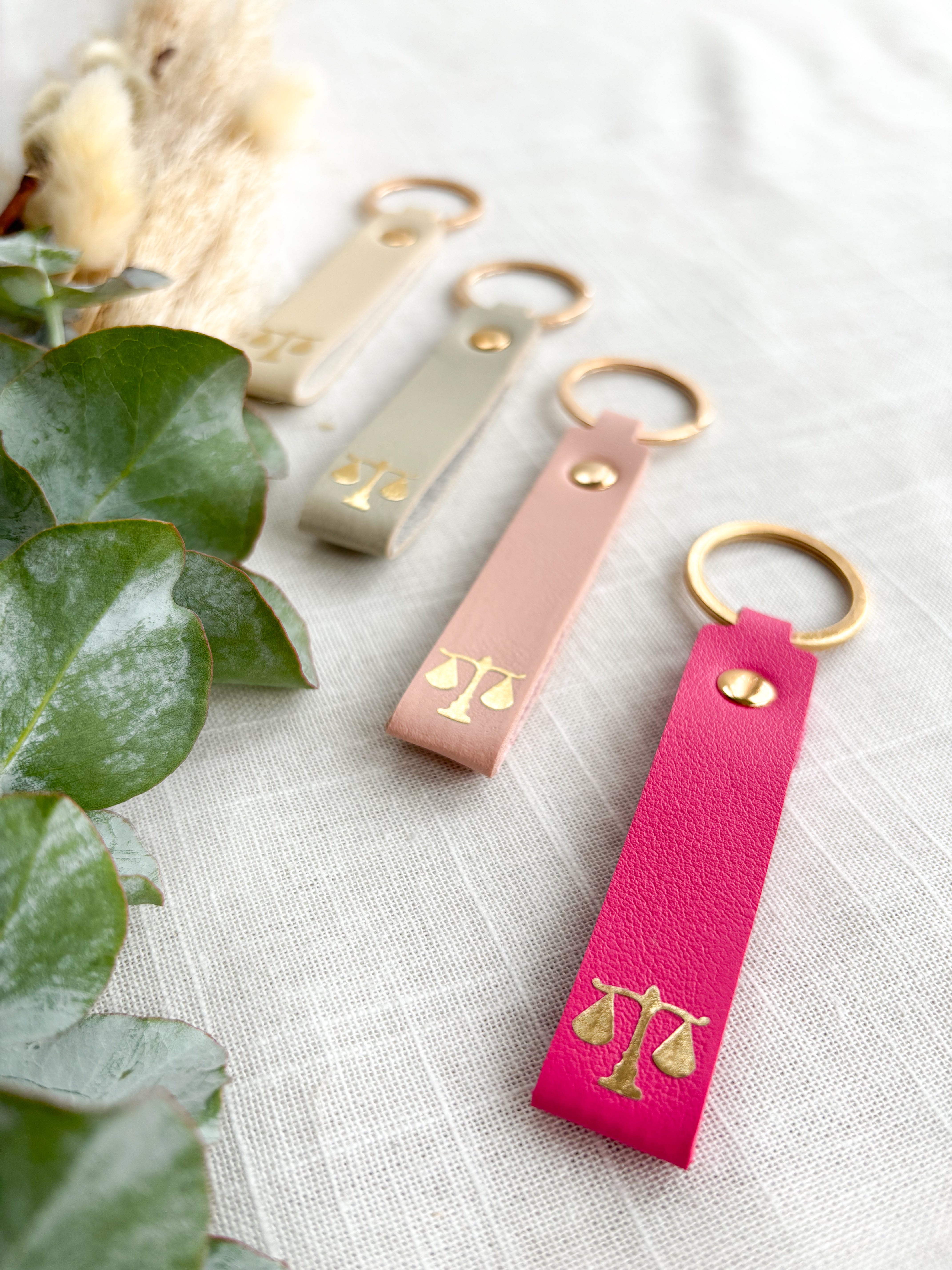 Schlüsselanhänger „Gerechtigkeitswaage“ – Geschenk für Juristen, Anwältinnen & Studierende | PU-Leder mit Goldprint