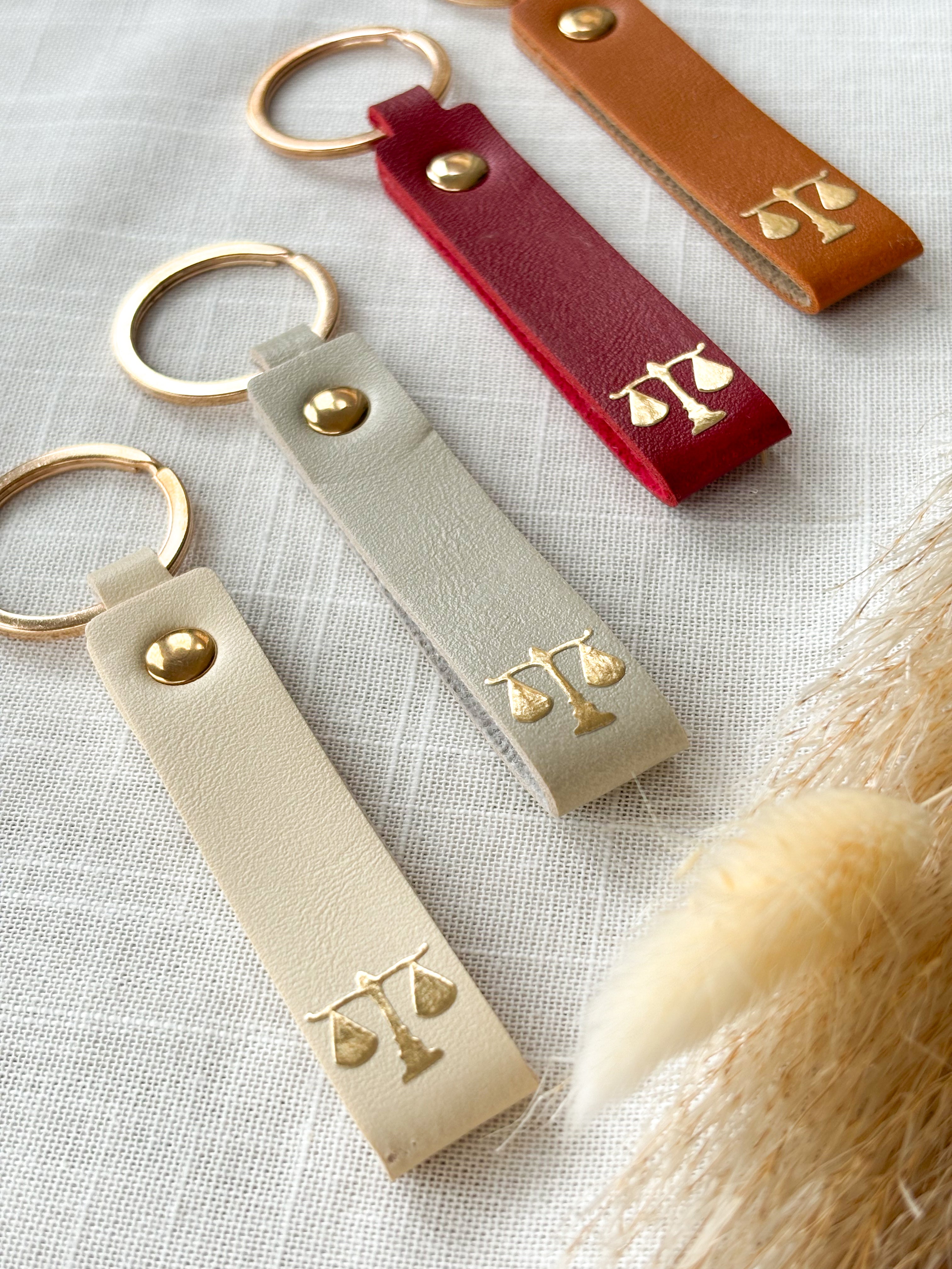 Schlüsselanhänger „Gerechtigkeitswaage“ – Geschenk für Juristen, Anwältinnen & Studierende | PU-Leder mit Goldprint