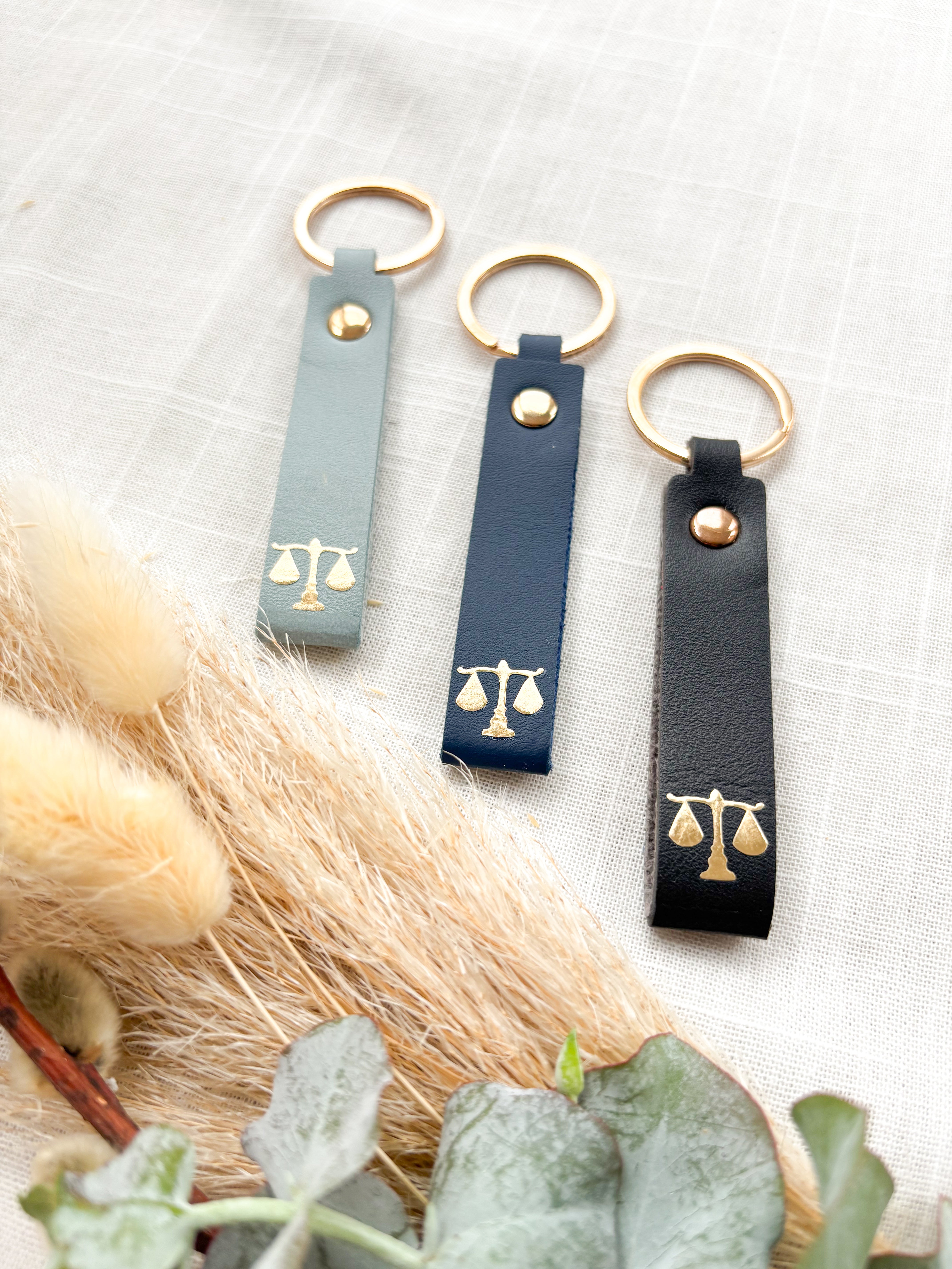 Schlüsselanhänger „Gerechtigkeitswaage“ – Geschenk für Juristen, Anwältinnen & Studierende | PU-Leder mit Goldprint