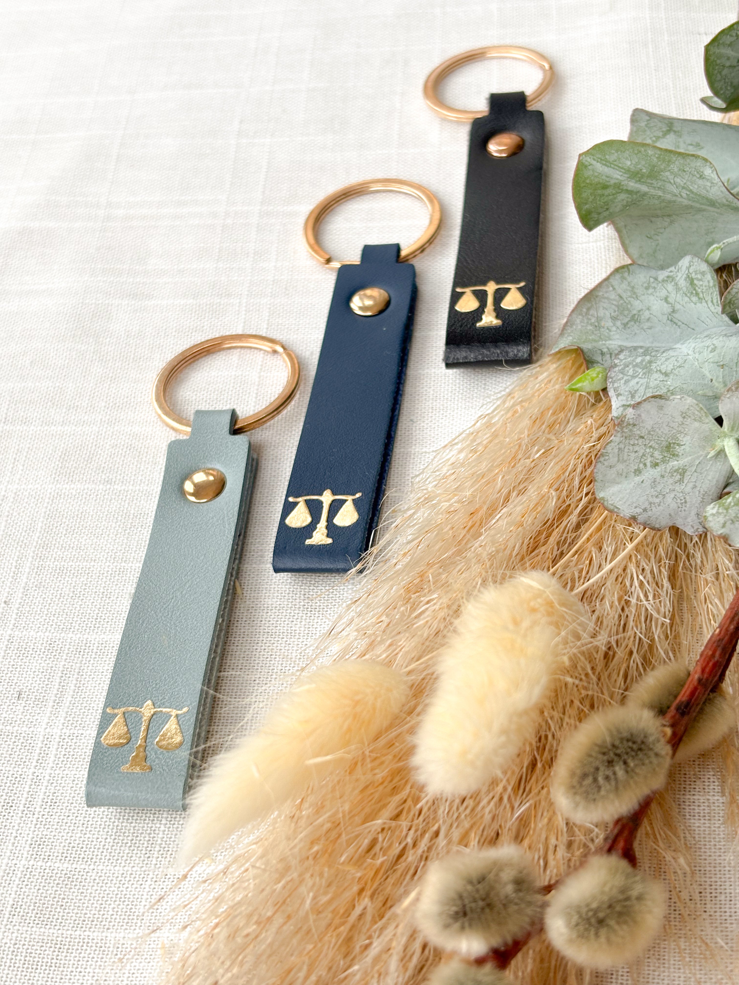 Schlüsselanhänger „Gerechtigkeitswaage“ – Geschenk für Juristen, Anwältinnen & Studierende | PU-Leder mit Goldprint