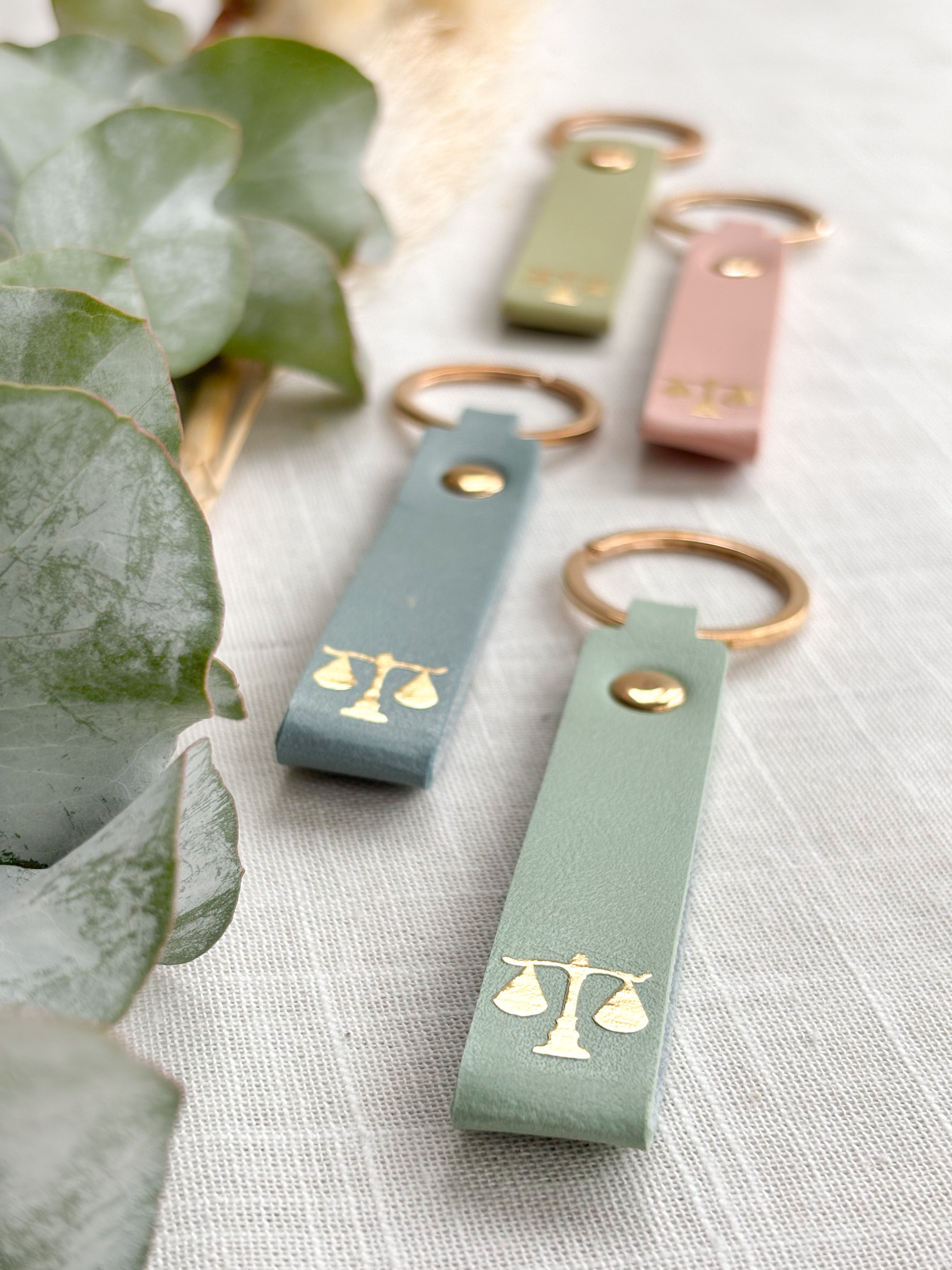 Schlüsselanhänger „Gerechtigkeitswaage“ – Geschenk für Juristen, Anwältinnen & Studierende | PU-Leder mit Goldprint