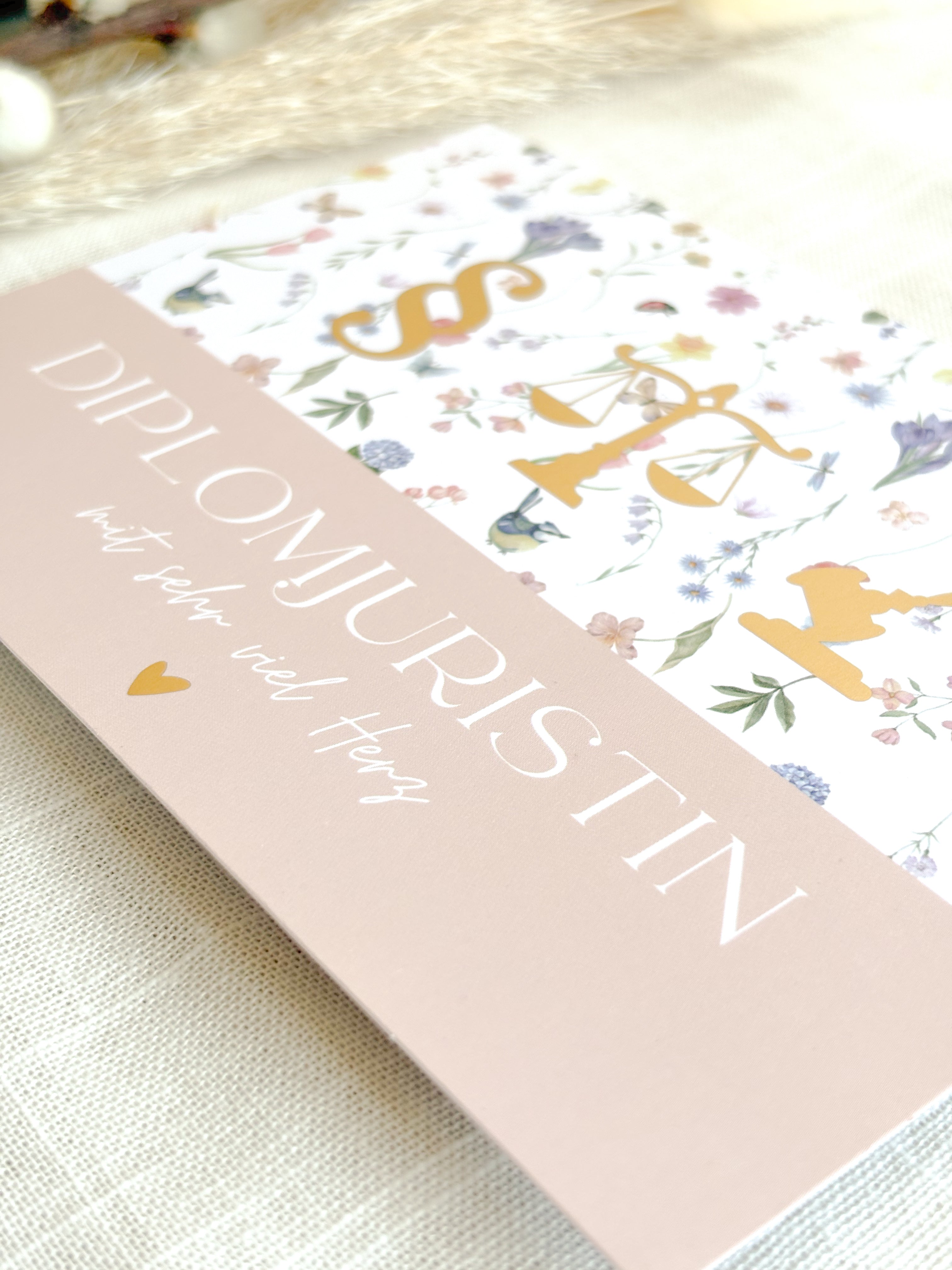Postkarte „Diplomjuristin mit viel Herz“ – Jura Examensgeschenk | DIN A6 mit Goldfolie