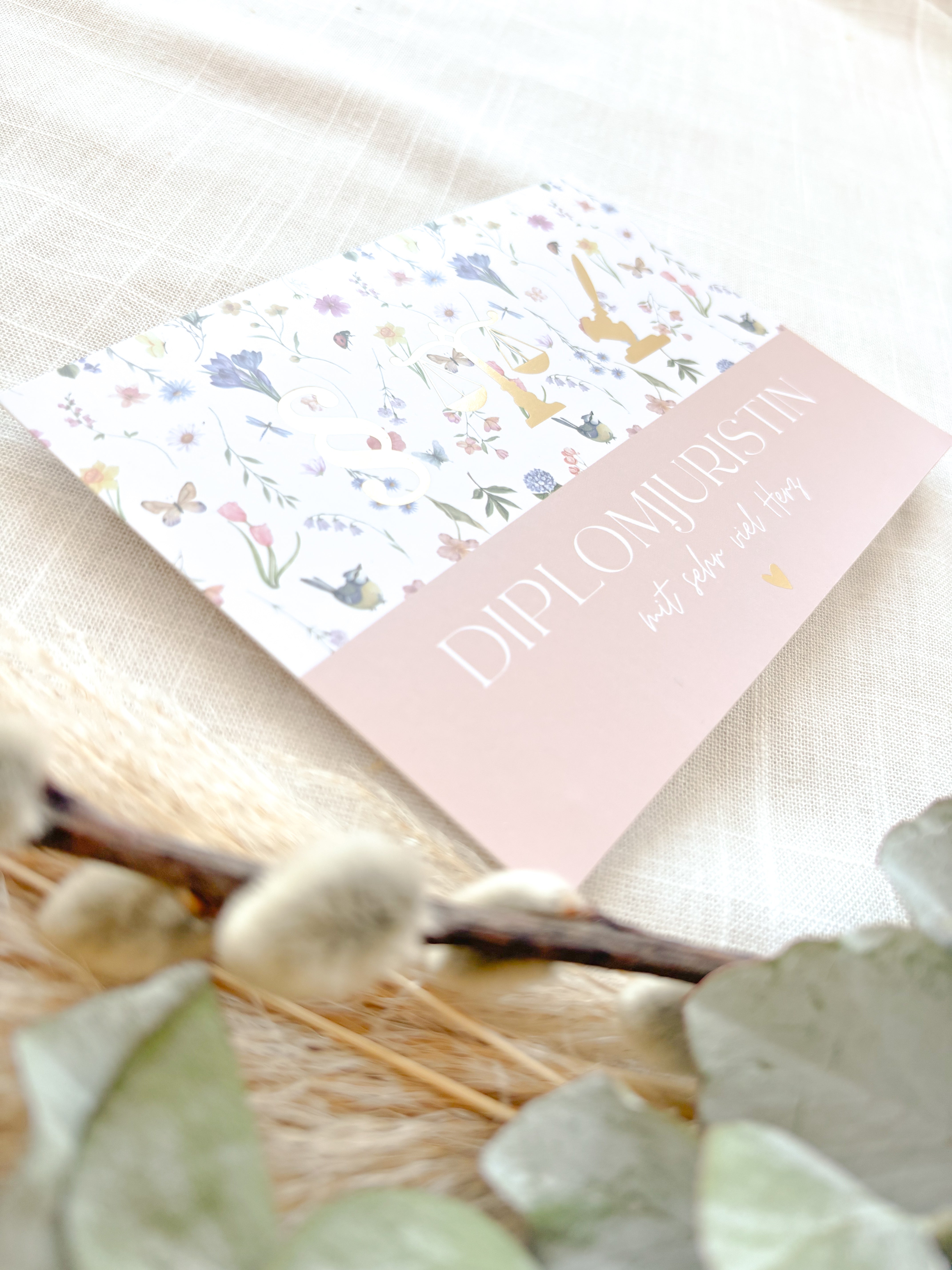 Postkarte „Diplomjuristin mit viel Herz“ – Jura Examensgeschenk | DIN A6 mit Goldfolie