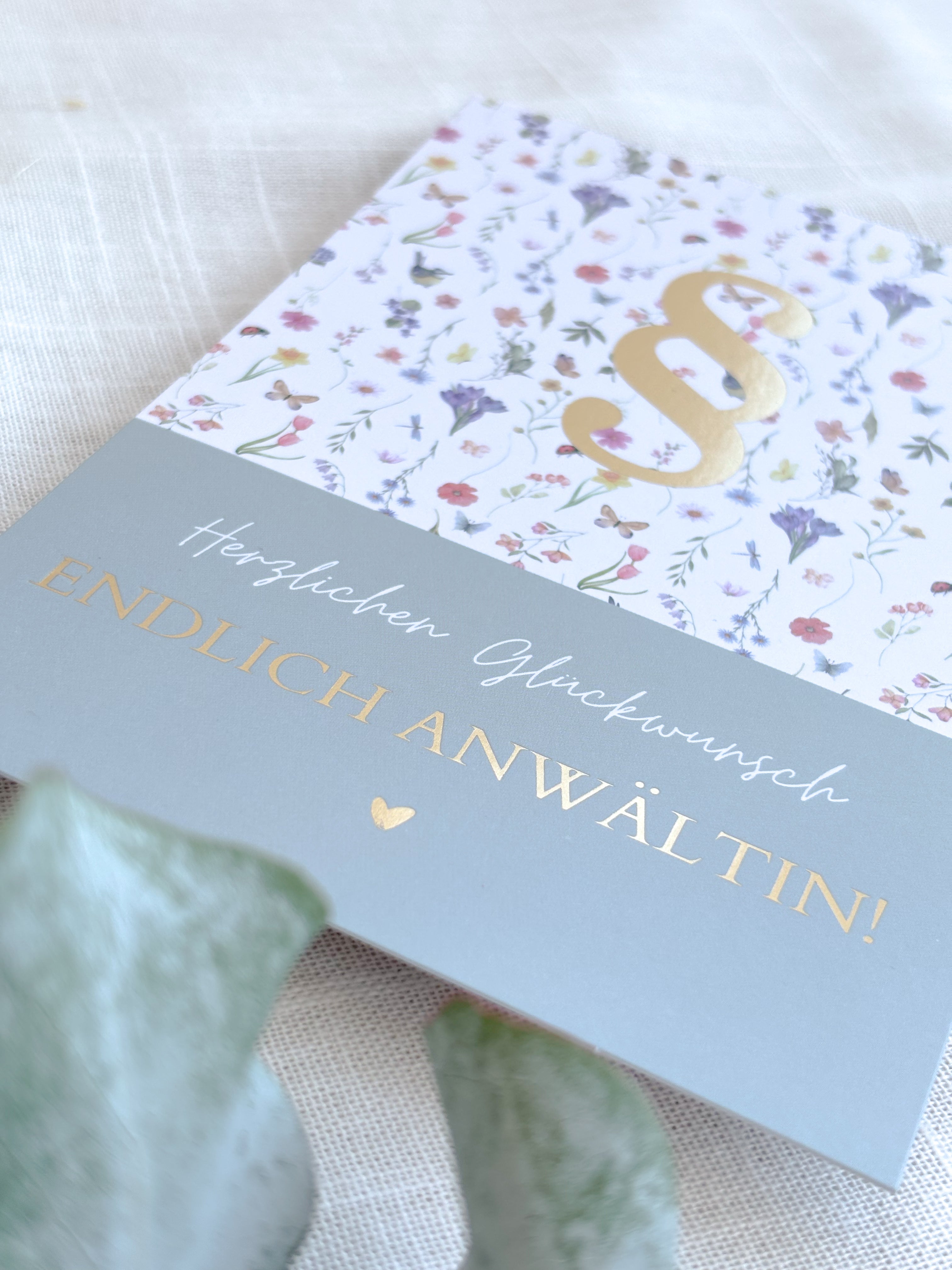 Postkarte „Endlich Anwältin“ – Jura Examensgeschenk | DIN A6 mit Goldfolie