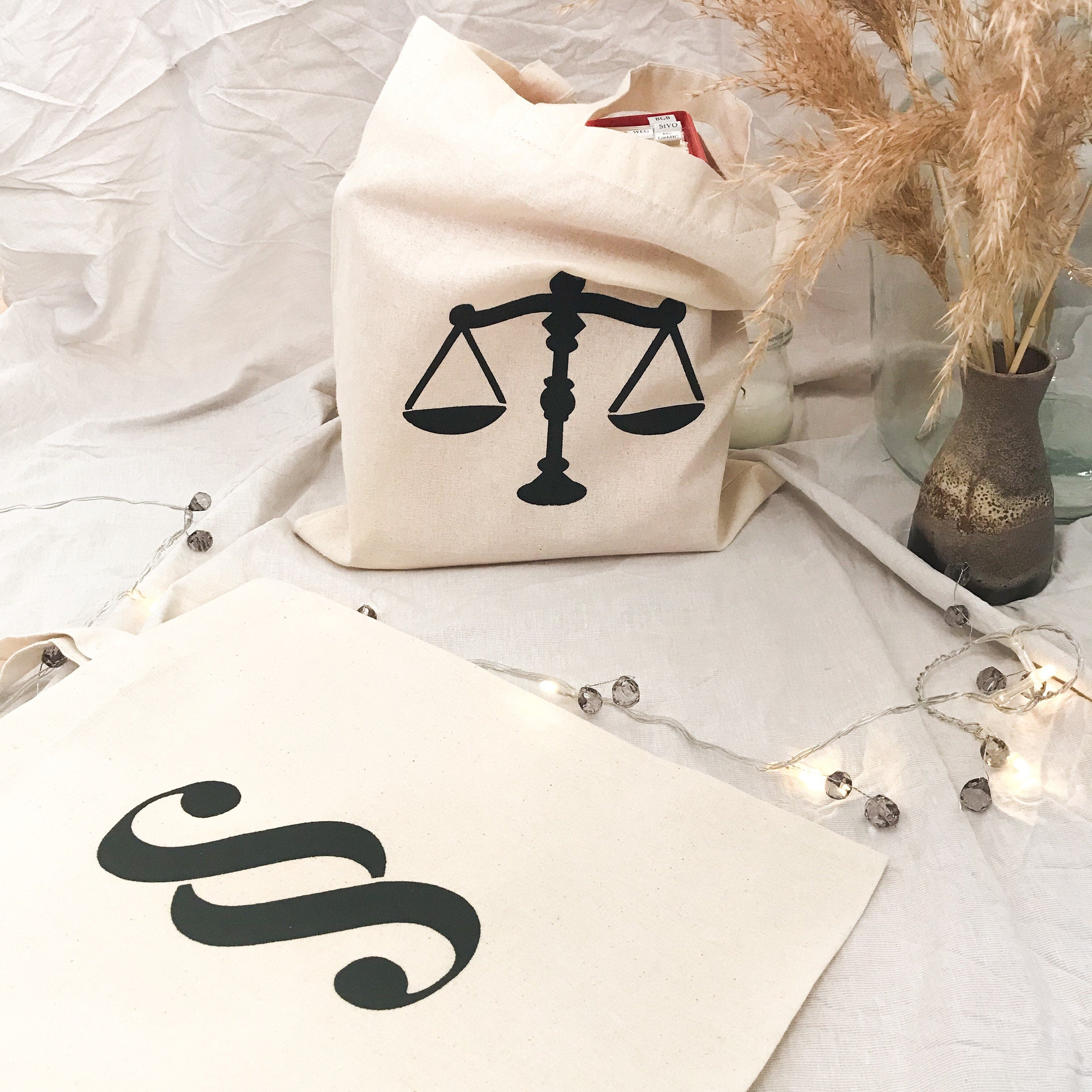 Baumwolltasche - Jutebeutel für Juristen mit Paragraphen und Gerechtigkeitswaage