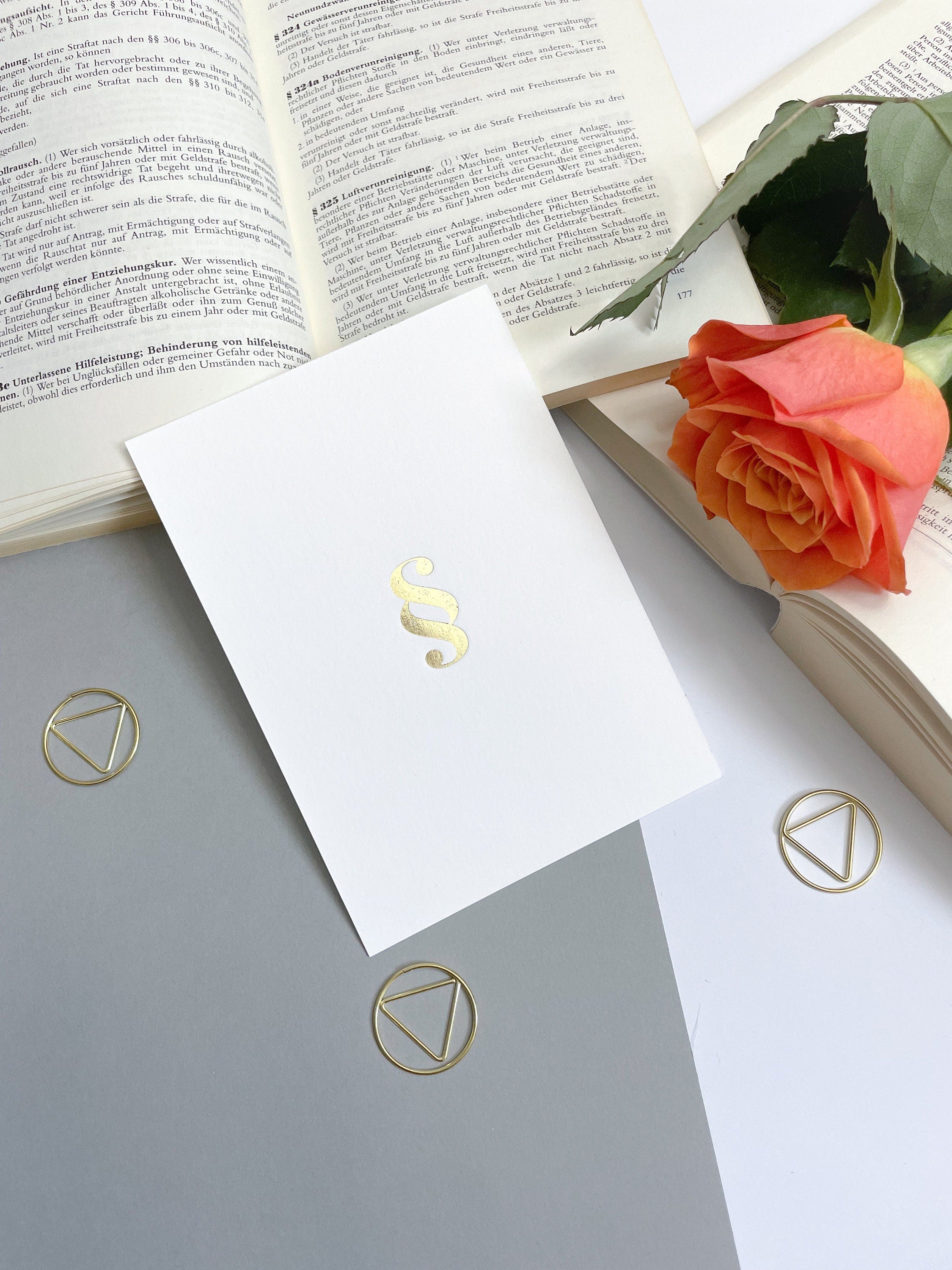 Postkarte Weiß/Gold - Juristische Symbole, Gerechtigkeitswaage, Paragraph, für Anwälte, Jurastudenten, Rechtswissenschaften, Jura