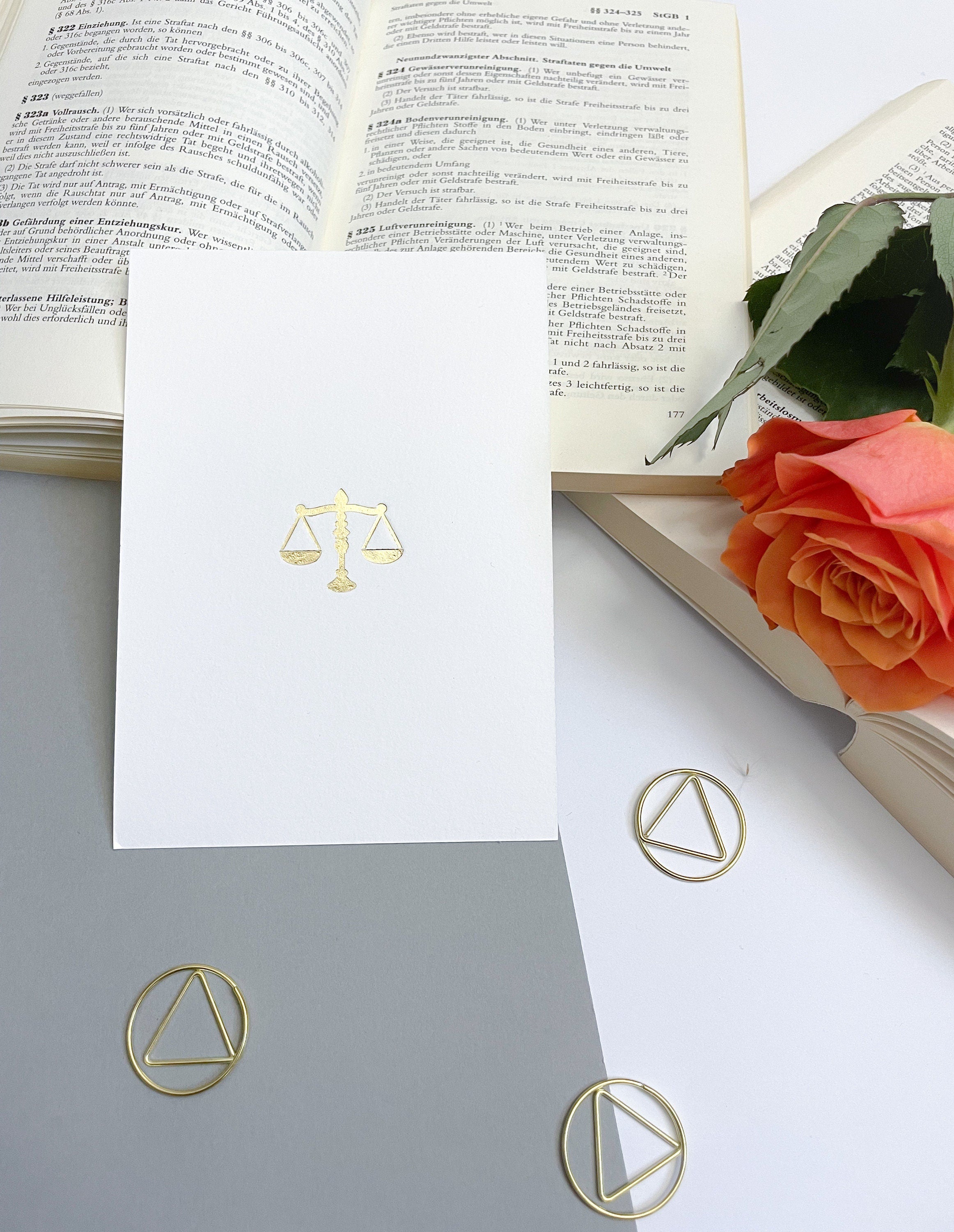 Postkarte Weiß/Gold - Juristische Symbole, Gerechtigkeitswaage, Paragraph, für Anwälte, Jurastudenten, Rechtswissenschaften, Jura
