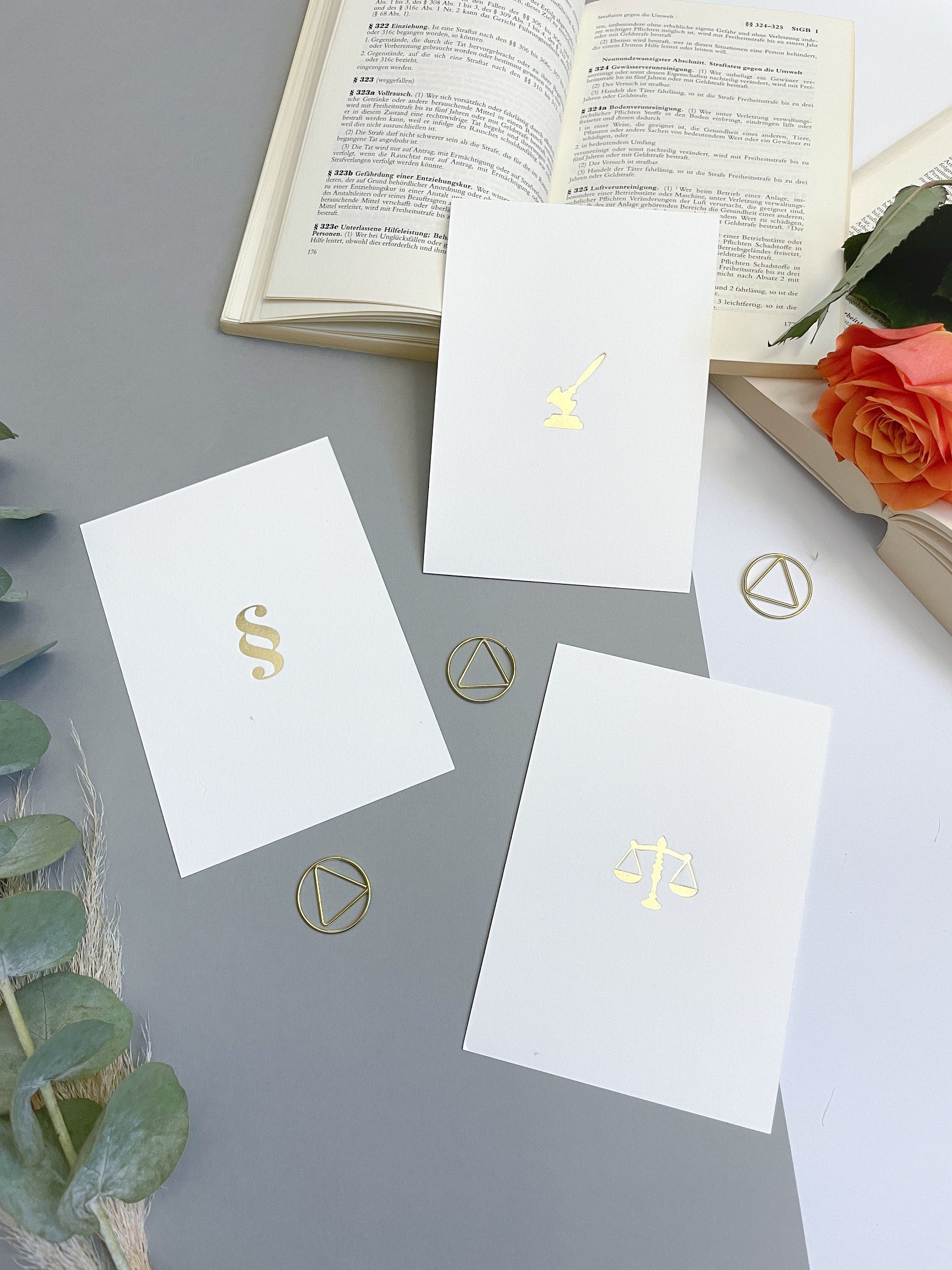 Postkarte Weiß/Gold - Juristische Symbole, Gerechtigkeitswaage, Paragraph, für Anwälte, Jurastudenten, Rechtswissenschaften, Jura