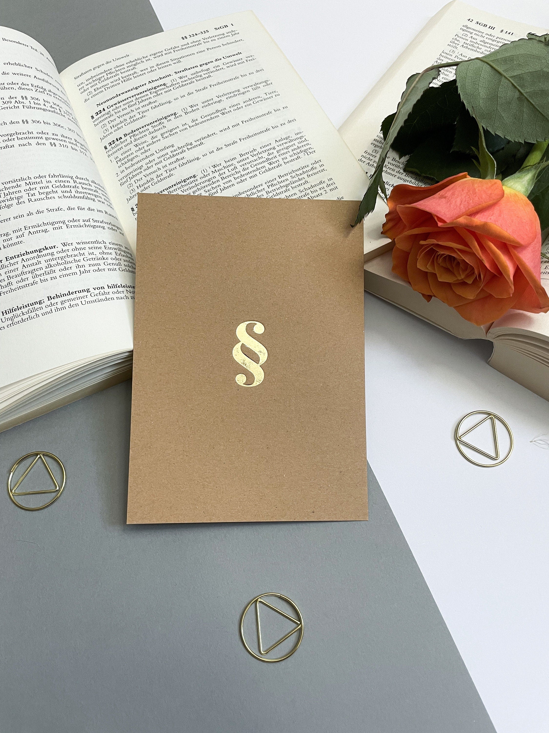 Postkarte Kraftpapier/Gold - Juristische Symbole, Gerechtigkeitswaage, Paragraph, für Anwälte, Jurastudenten, Rechtswissenschaften, Jura