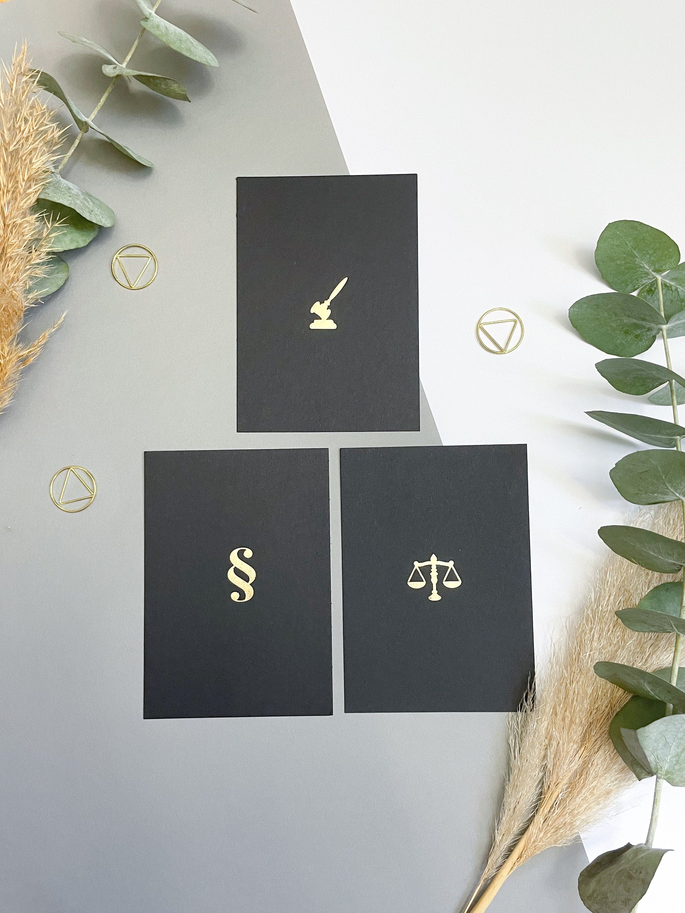 Postkarte Schwarz/Gold - Juristische Symbole, Gerechtigkeitswaage, Pharagraph, für Anwälte, Jurastudenten, Rechtswissenschaften, Jura