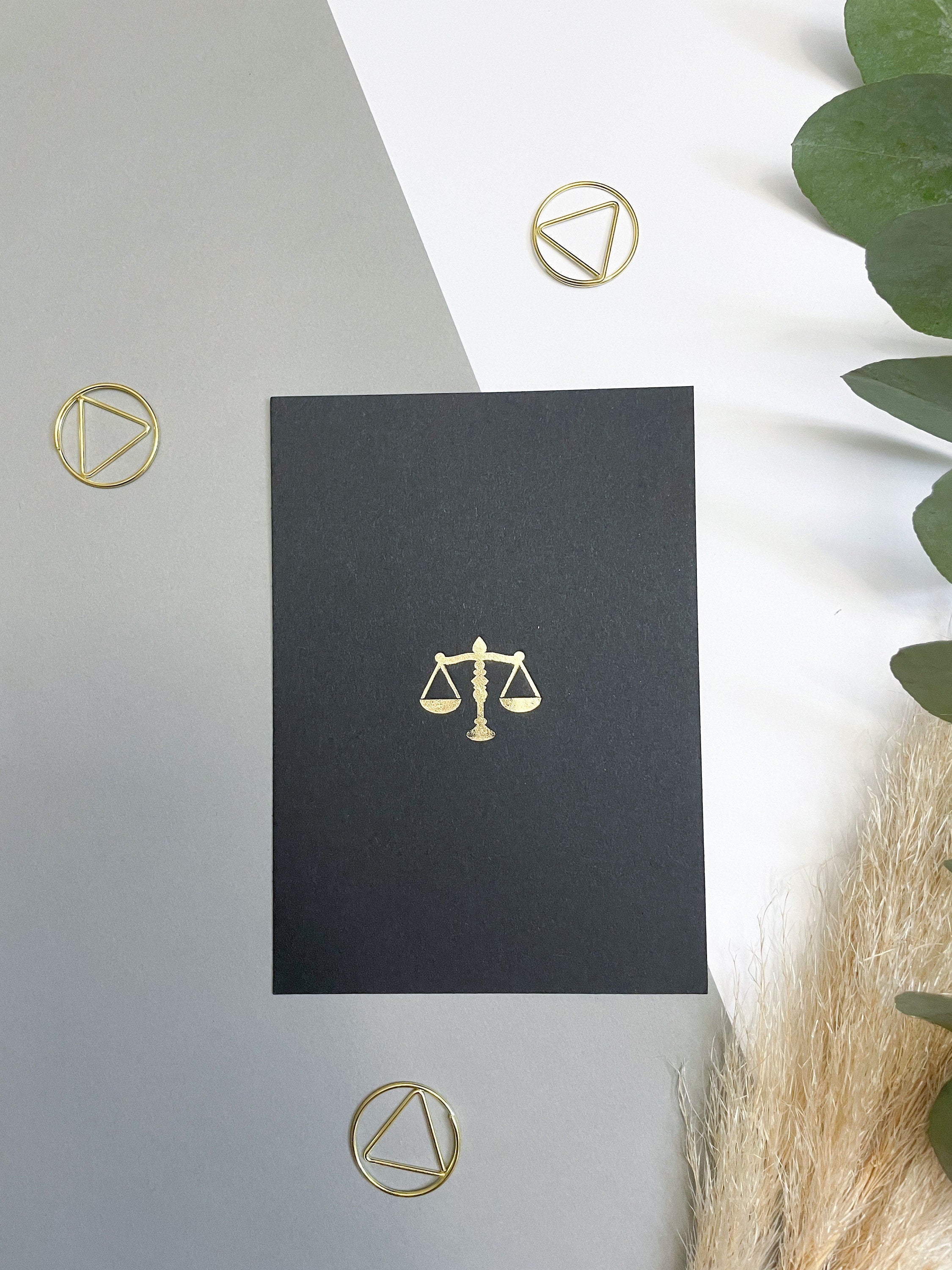 Postkarte Schwarz/Gold - Juristische Symbole, Gerechtigkeitswaage, Pharagraph, für Anwälte, Jurastudenten, Rechtswissenschaften, Jura