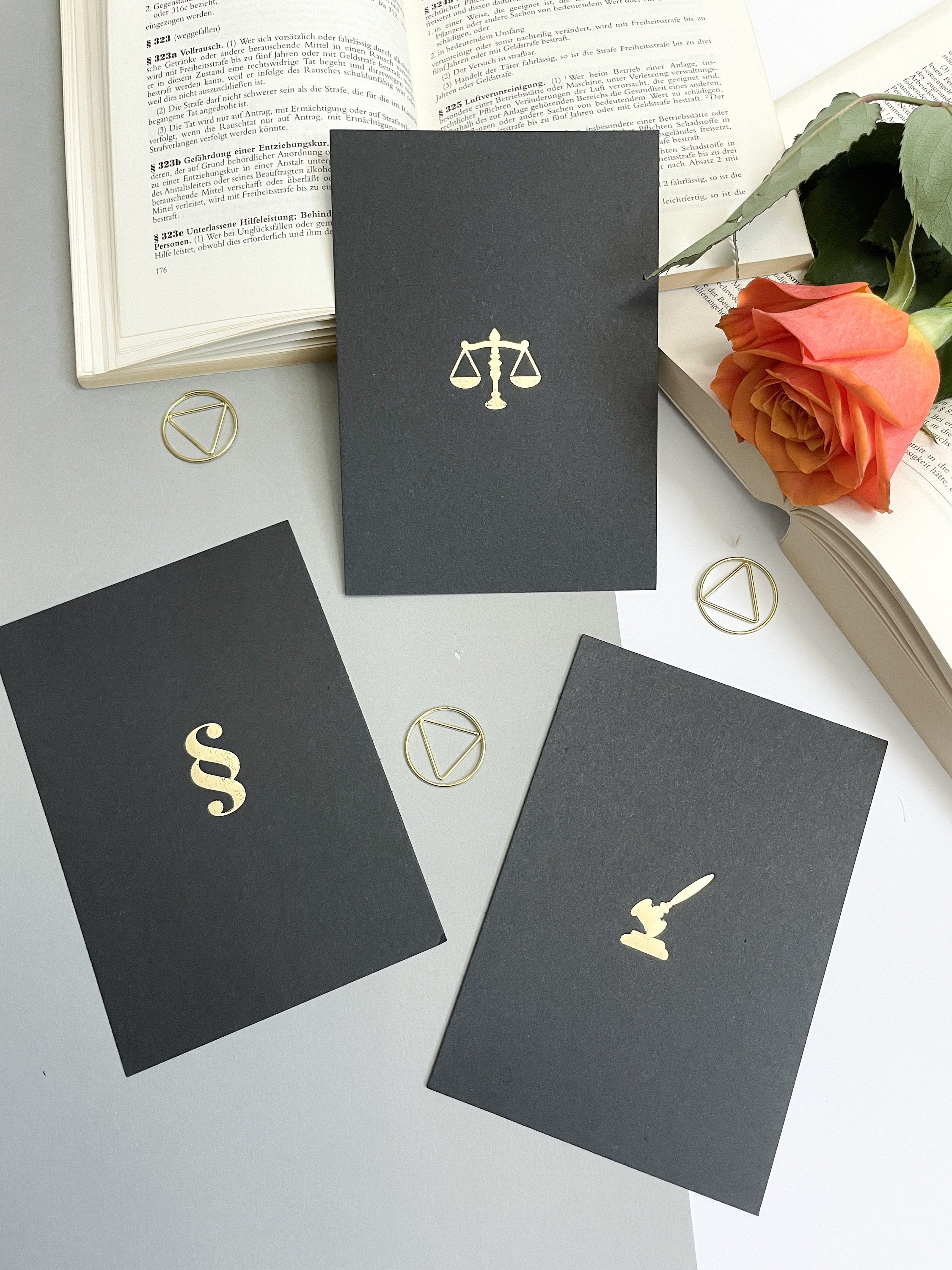 Postkarte Schwarz/Gold - Juristische Symbole, Gerechtigkeitswaage, Pharagraph, für Anwälte, Jurastudenten, Rechtswissenschaften, Jura